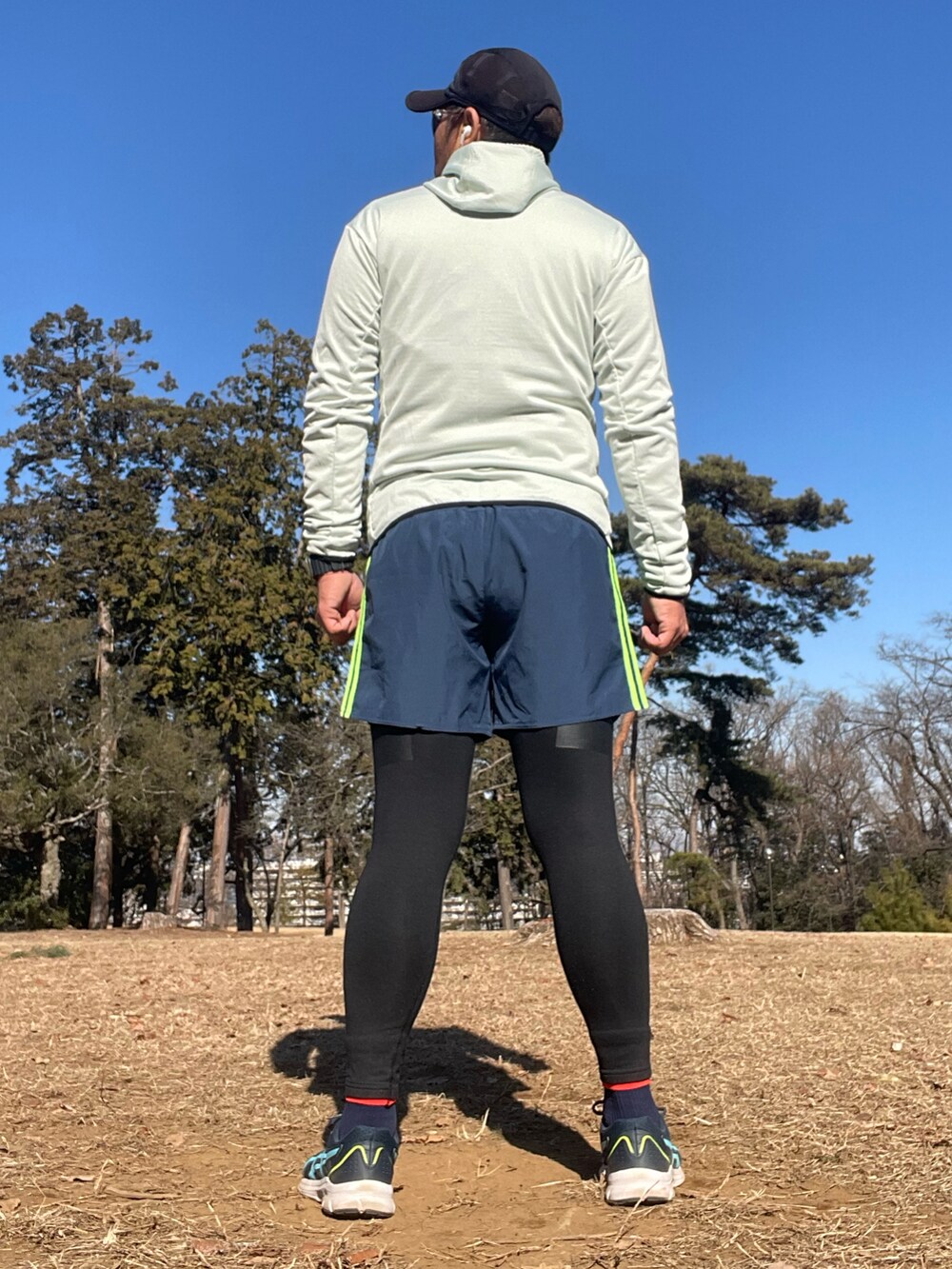 「adidas、adidas techfit、asics、冬コーデ、休日スタイル、スポーツスタイル、ランニングスタイル、ランニングウェア、ランニングシューズ、ランニングパンツ、ランニングシャツ、ランニングジャケット」｜「adidasのアイテム（マウンテンパーカー、ブルー系）」を使った、Tore@minさん（メンズ・174cm）の冬コーディネートの4枚目の写真