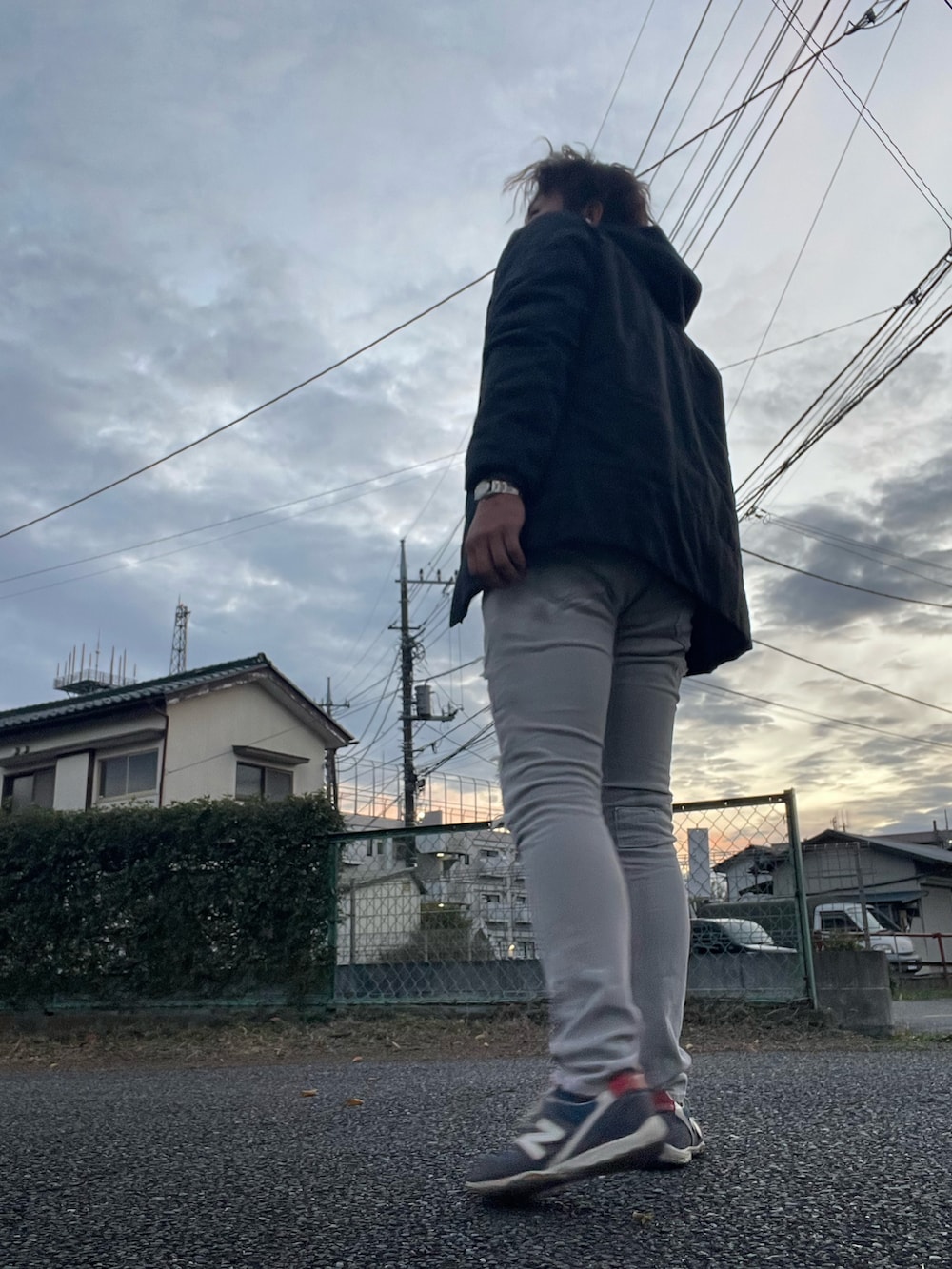 「adidas originals、New Balance、URBAN RESEARCH、e-JEANS、冬コーデ、近所の飲み会コーデ、スリムデニム、ペールトーン、ニット、スニーカー」｜「URBAN RESEARCHのアイテム（ニット/セーター、パープル系）」を使った、Tore@minさん（メンズ・174cm）の冬コーディネートの3枚目の写真