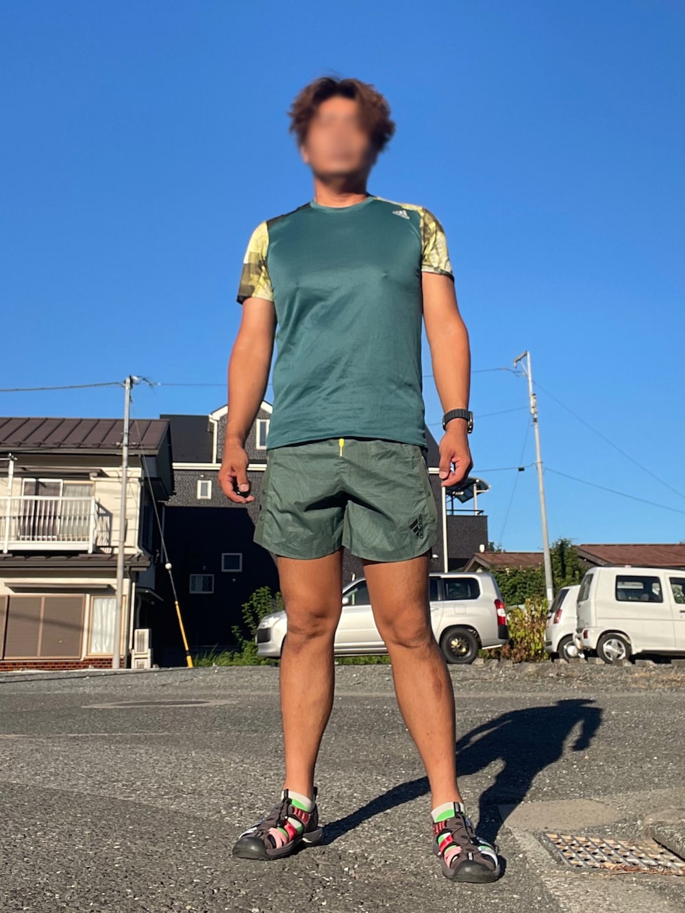 「adidas、keen、夏コーデ、休日コーデ、リラックススタイル、スポーツ、トレーニング、Tシャツ、ハーフパンツ、ランニングパンツ」｜「KEENのアイテム（サンダル、その他）」を使った、Tore@minさん（メンズ・174cm）の夏コーディネートの5枚目の写真
