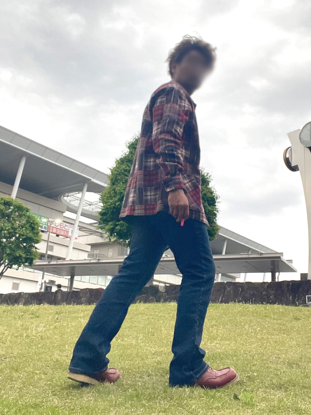 「ALLEN&HANSEN、タイダイ柄、Wrangler、RED WING、春コーデ、カジュアルコーデ、70年代スタイル、アイリッシュセッター、ブーツ」｜「RED WINGのアイテム（ブーツ、レッド系）」を使った、Tore@minさん（メンズ・174cm）の春コーディネートの2枚目の写真