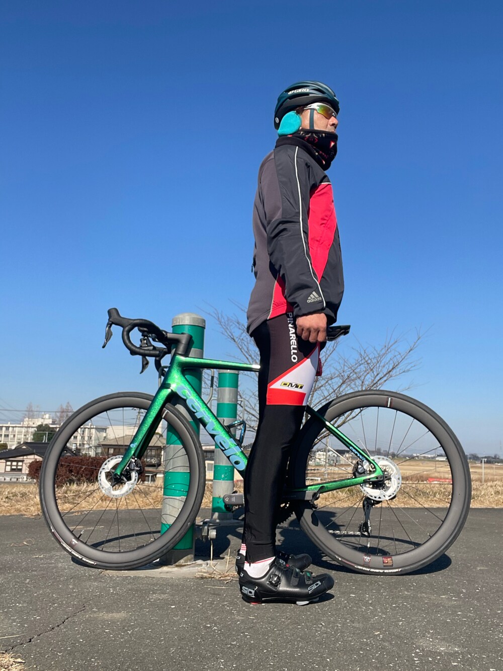 「adidas、Columbia、FILA、GIRO、Gioldana、SIDI、cervevelo、サイクリング、サイクリングジャージ、サイクリングパンツ、ロードバイク、ツーリング、冬のコーデ、スポーツ」｜「adidasのアイテム（その他アウター、レッド系）」を使った、Tore@minさん（メンズ・174cm）の冬コーディネートの4枚目の写真