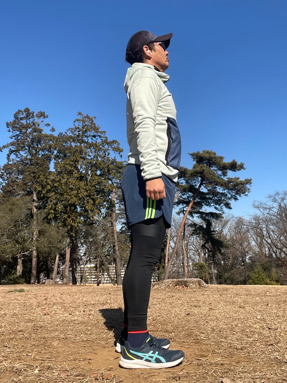「adidas、adidas techfit、asics、冬コーデ、休日スタイル、スポーツスタイル、ランニングスタイル、ランニングウェア、ランニングシューズ、ランニングパンツ、ランニングシャツ、ランニングジャケット」｜「adidasのアイテム（マウンテンパーカー、ブルー系）」を使った、Tore@minさん（メンズ・174cm）の冬コーディネートの2枚目の写真