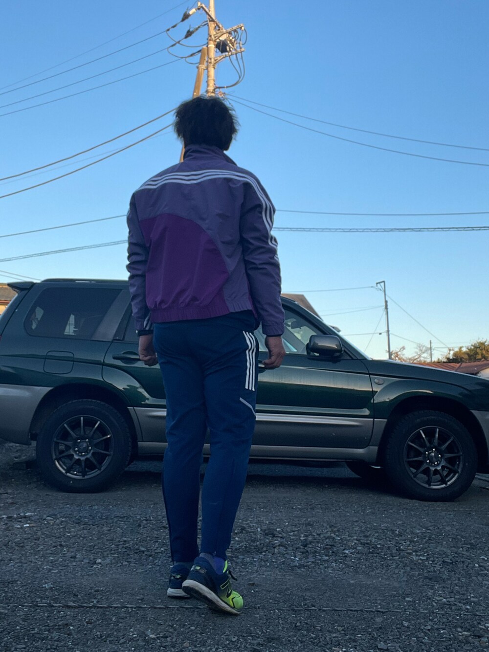 「adidas、adidas originals、スポーツウェア、ランニングスタイル、駅伝、スポーツ、セットアップ、ジャージスタイル、試走会」｜「adidas Originalsのアイテム（ナイロンジャケット、パープル系）」を使った、Tore@minさん（メンズ・174cm）の秋コーディネートの3枚目の写真