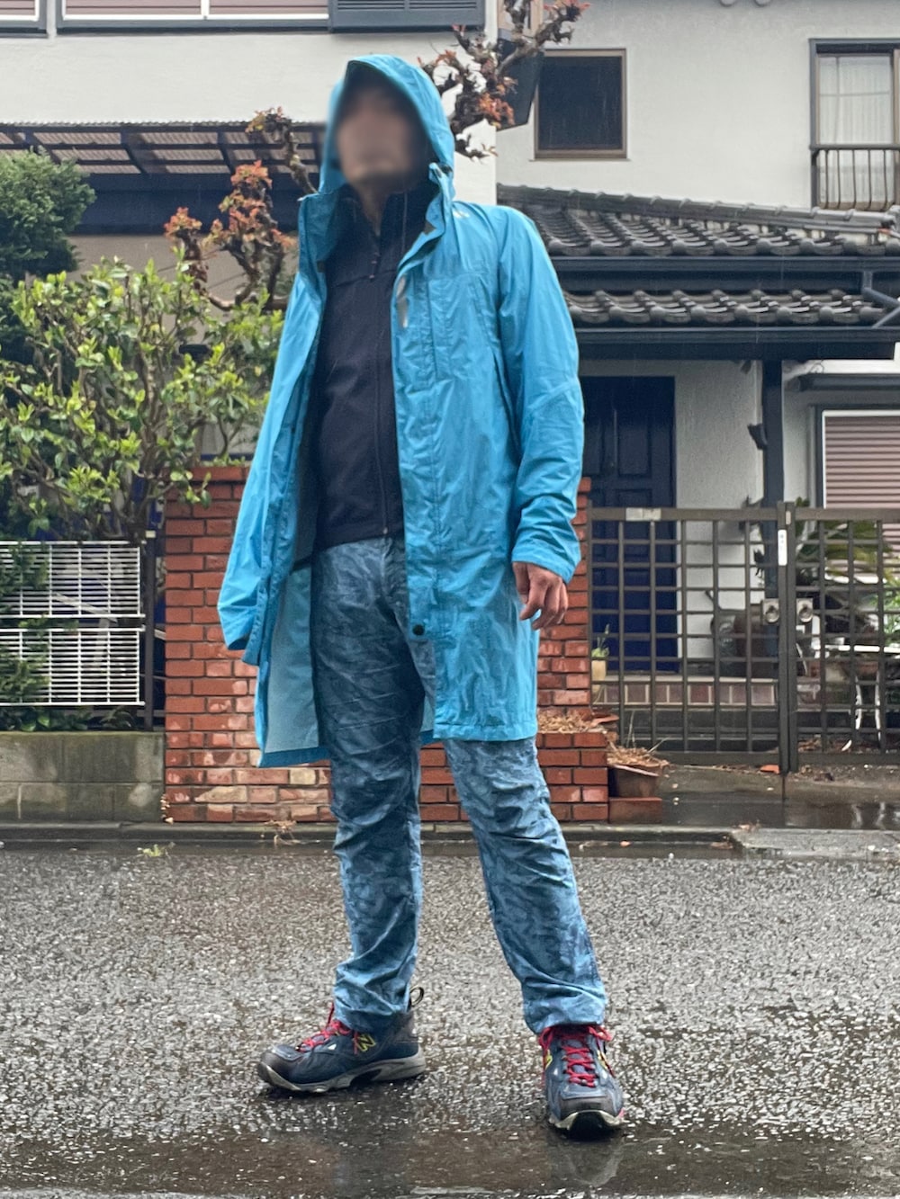 「休日スタイル、いまどきジャケット写真、adidas、castelli、Champion、FieldCore、WORKMAN、New Balance、雨の日コーデ、アウドドアスタイル、レインポンチョ、登山、ゴアデックス」｜「Fieldcore(WORKMAN)のアイテム（パンツ、ブルー系）」を使った、Tore@minさん（メンズ・174cm）の春コーディネートの5枚目の写真