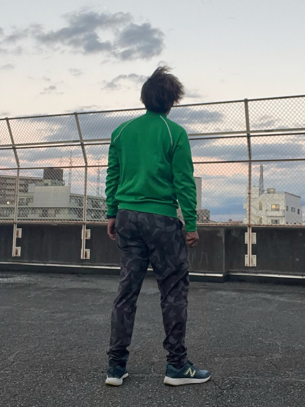 「重ね着ベストシーズン、オトナカジュアル、休日スタイル、トラックトップ、トラックジャケット、ワークパンツ、カモ柄、テーパードパンツ、スニーカー」｜「adidas Originalsのアイテム（スウェット、グリーン系）」を使った、Tore@minさん（メンズ・174cm）の秋コーディネートの3枚目の写真
