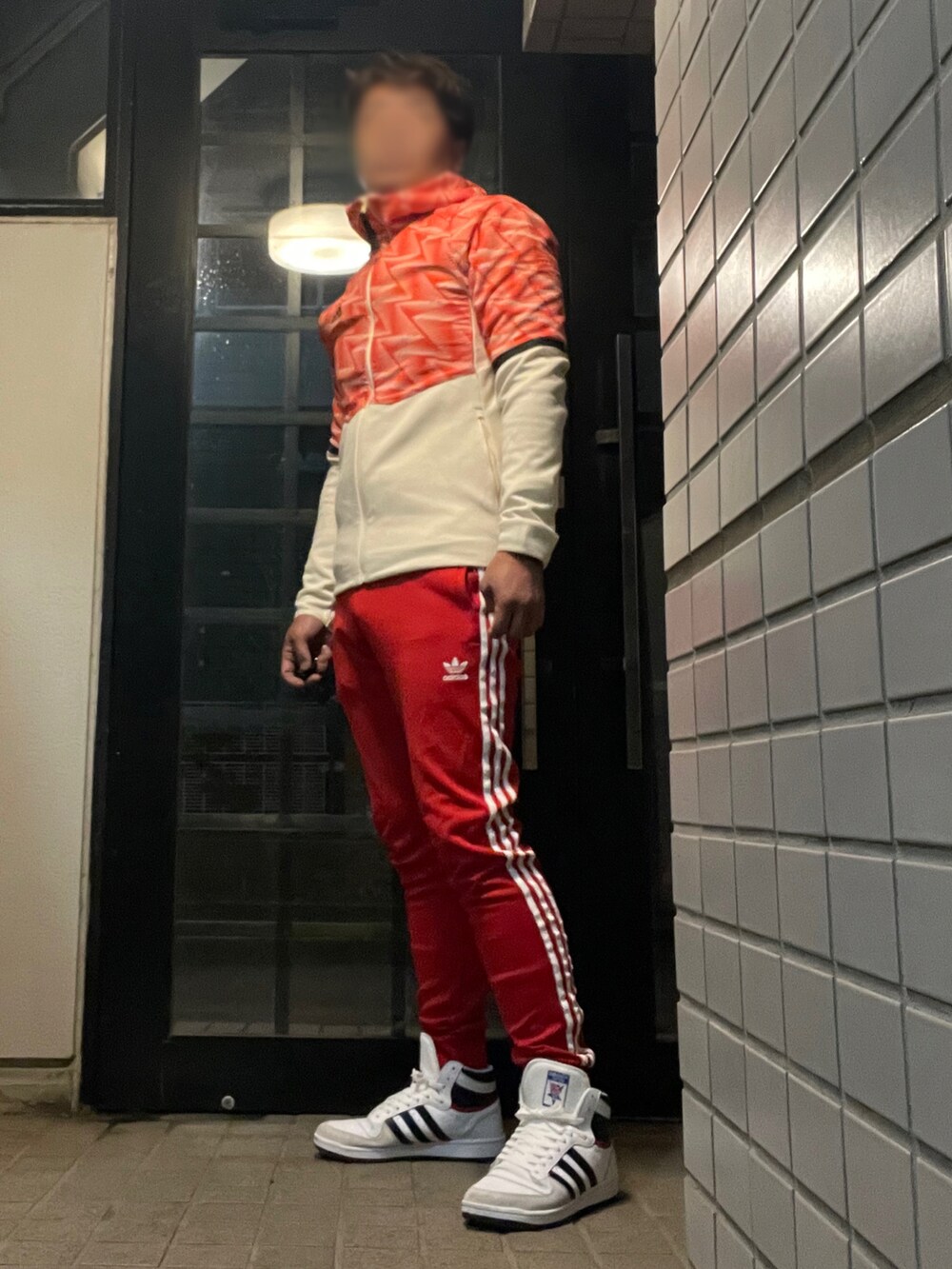 「春服デビュー宣言、adidas、トラックパンツ、フーディー、バスケットシューズ、スウェットコーデ、テーパードパンツ、レッドコーデ、スポーツミックス、スポーティ」｜「adidas Originalsのアイテム（スウェットパンツ、レッド系）」を使った、Tore@minさん（メンズ・174cm）の春コーディネートの5枚目の写真