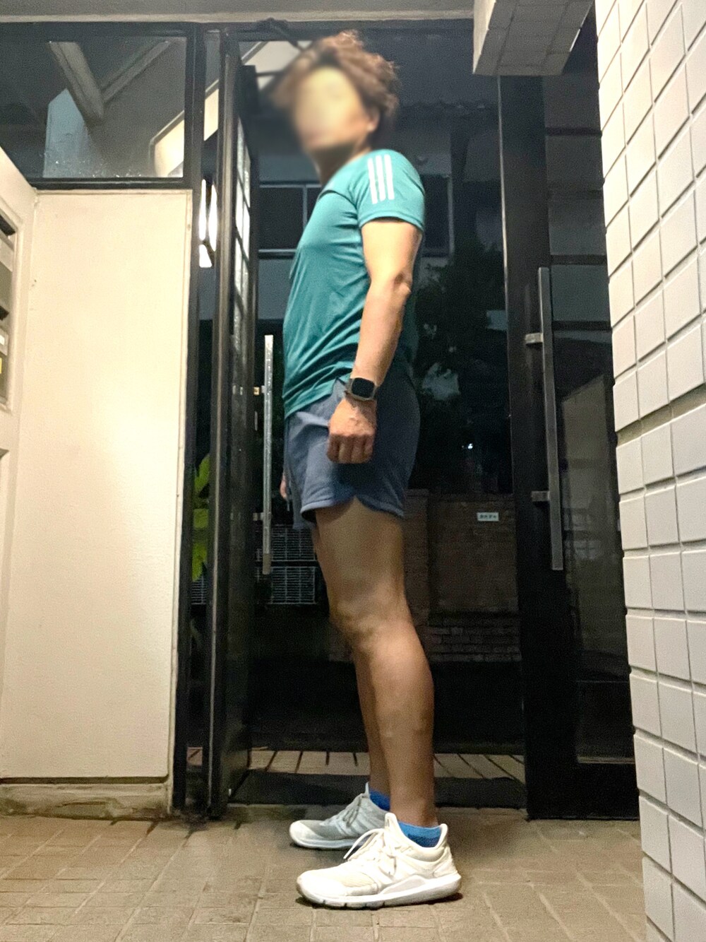「adidas、asos、トレーニング、スポーツウェア、Tシャツ、ショートパンツ、短パン、夏コーデ」｜「adidasのアイテム（Tシャツ/カットソー、グリーン系）」を使った、Tore@minさん（メンズ・174cm）の春コーディネートの4枚目の写真