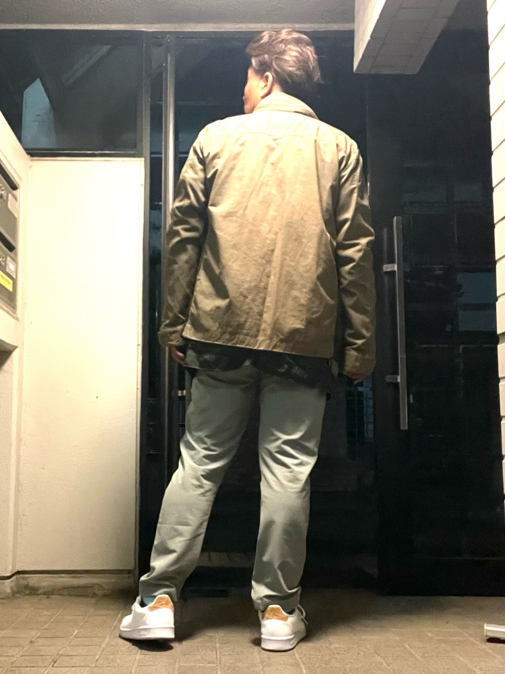 「DUARIG、MARITHE+FRANCOIS GIRBAUD、CALOLINE、WEARハロウィン2022、adidas、秋コーデ、カーディガン、近所の飲み会スタイル、スラックス、テーパードパンツ」｜「DUARIGのアイテム（その他パンツ、グレー系）」を使った、Tore@minさん（メンズ・174cm）の秋コーディネートの4枚目の写真