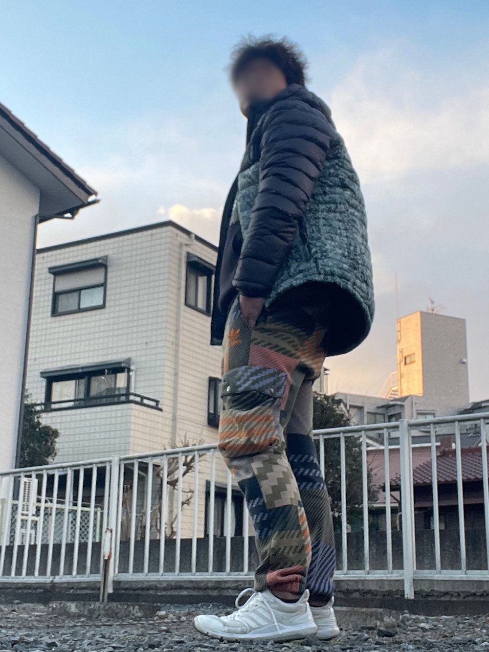 「adidas、adidas originals、冬コーデ、カモ柄、派手、ダウンジャケット、スウェットパンツ、スニーカー、パーカー、リラックススタイル、ゆったりコーデ」｜「adidasのアイテム（ダウンジャケット/コート、グレー系）」を使った、Tore@minさん（メンズ・174cm）の冬コーディネートの4枚目の写真