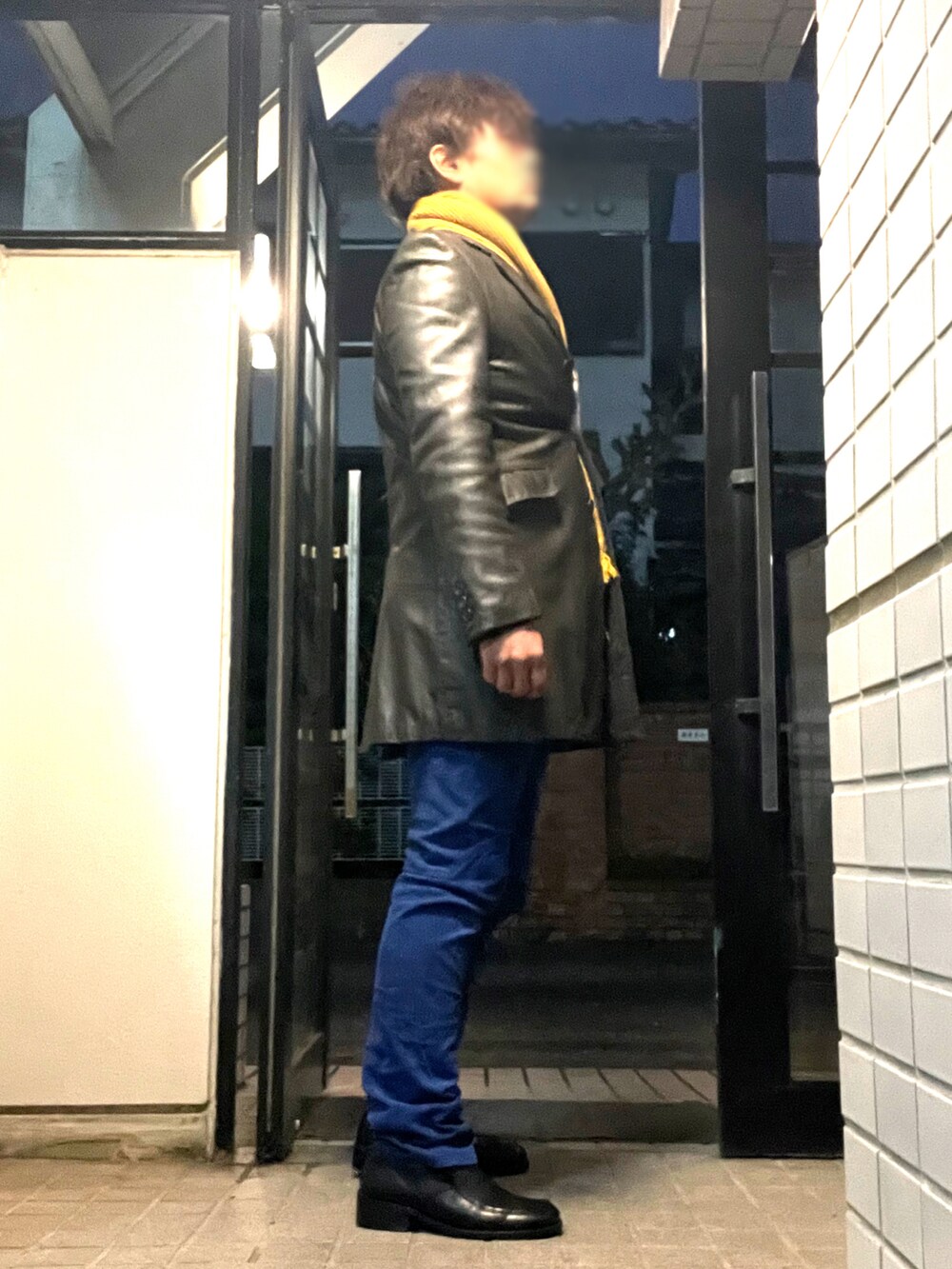 「291295＝HOMME、MARITHE+FRANCOIS GIRBAUD、HUDSON、MEN'S FLANDRE、navy、冬コーデ、大人コーデ、ハード系コーデ、革コート、マフラー、革コーデ、革靴、コーデュロイパンツ」｜「MARITHE + FRANCOIS GIRBAUDのアイテム（パンツ、ブルー系）」を使った、Tore@minさん（メンズ・174cm）の冬コーディネートの2枚目の写真