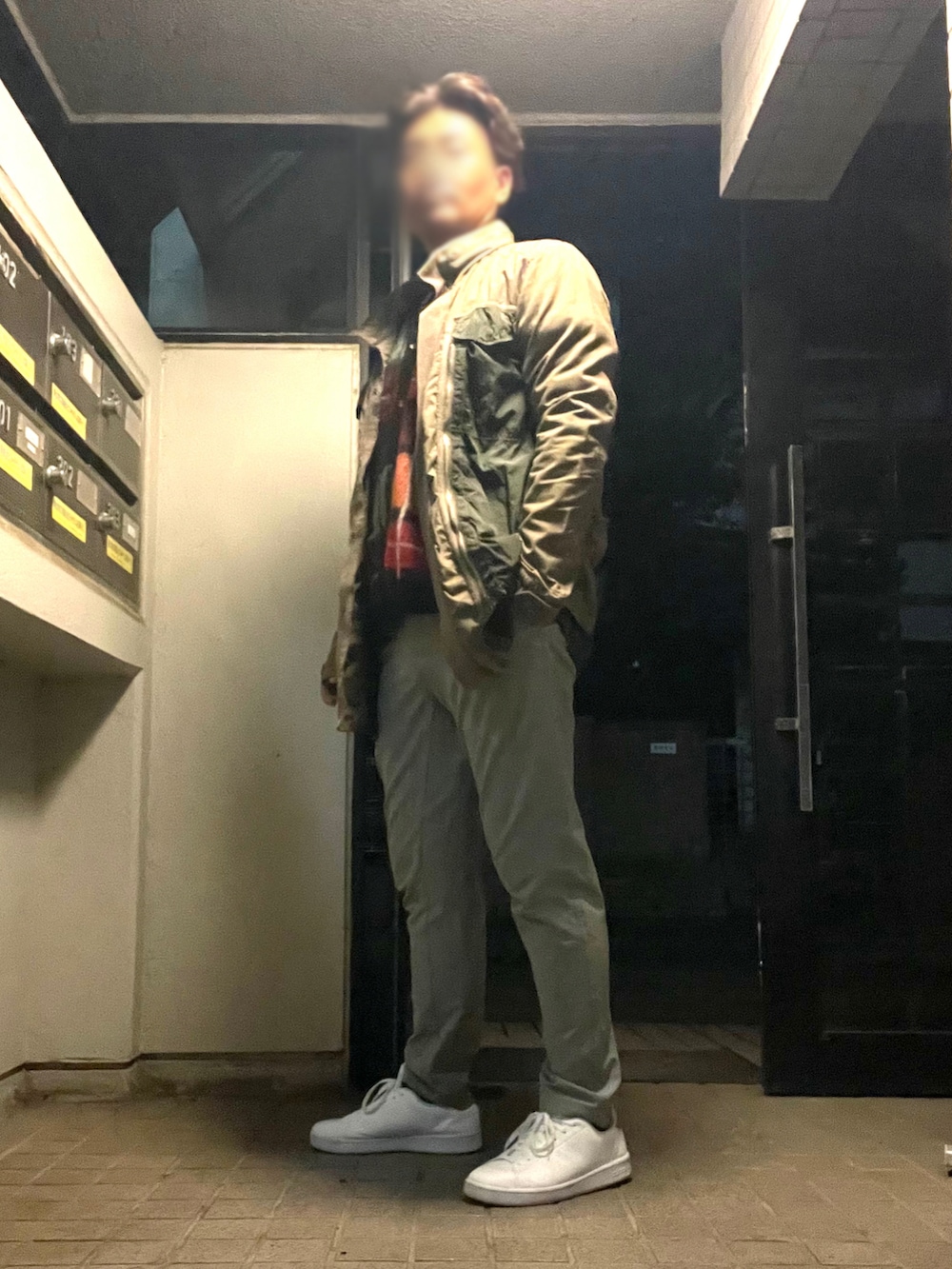 「DUARIG、MARITHE+FRANCOIS GIRBAUD、CALOLINE、WEARハロウィン2022、adidas、秋コーデ、カーディガン、近所の飲み会スタイル、スラックス、テーパードパンツ」｜「DUARIGのアイテム（その他パンツ、グレー系）」を使った、Tore@minさん（メンズ・174cm）の秋コーディネートの3枚目の写真