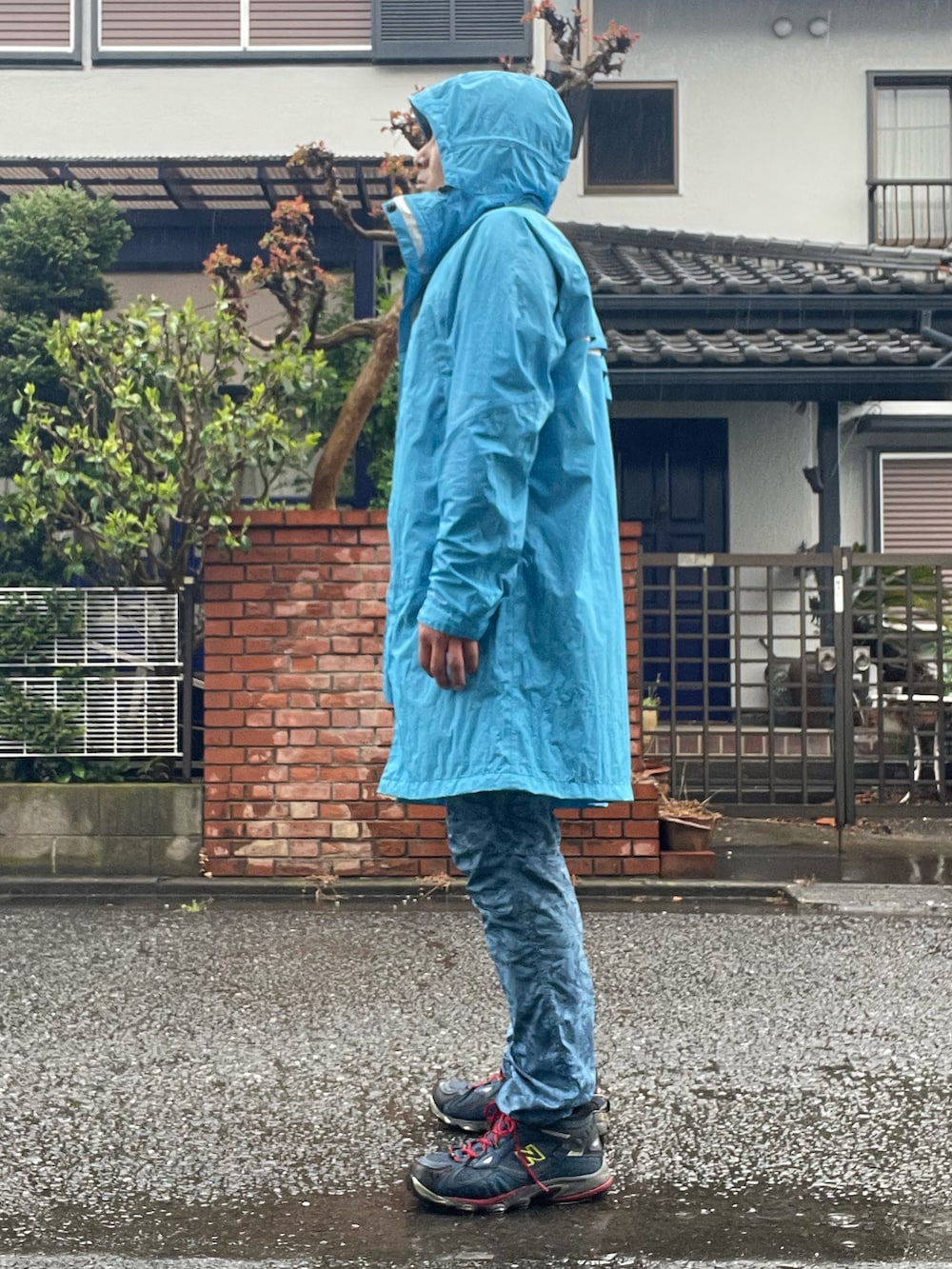 「休日スタイル、いまどきジャケット写真、adidas、castelli、Champion、FieldCore、WORKMAN、New Balance、雨の日コーデ、アウドドアスタイル、レインポンチョ、登山、ゴアデックス」｜「Fieldcore(WORKMAN)のアイテム（パンツ、ブルー系）」を使った、Tore@minさん（メンズ・174cm）の春コーディネートの4枚目の写真