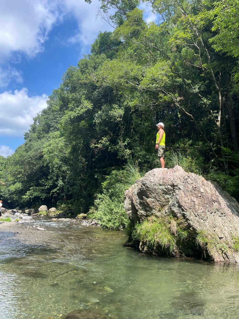 「jipijapa、adidas、adidas TERREX、アウトドアスタイル、カジュアルコーデ、夏コーデ、タンクトップ、海パン、水着、マリンシューズ」｜「adidasのアイテム（タンクトップ、イエロー系）」を使った、Tore@minさん（メンズ・174cm）の夏コーディネートの2枚目の写真