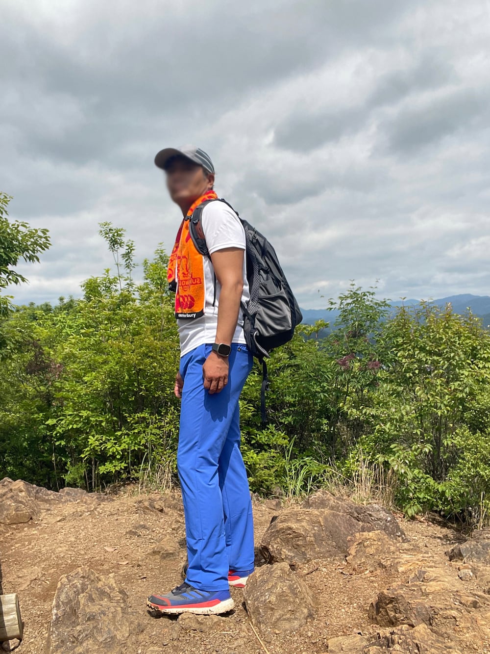 「adidas、terrex、登山、ハイキング、天覧山、多峯主山、夏コーデ、トレイル、ゴルフウェア、Tシャツ、スラックス」｜「adidasのアイテム（スラックス、ブルー系）」を使った、Tore@minさん（メンズ・174cm）の春コーディネートの2枚目の写真