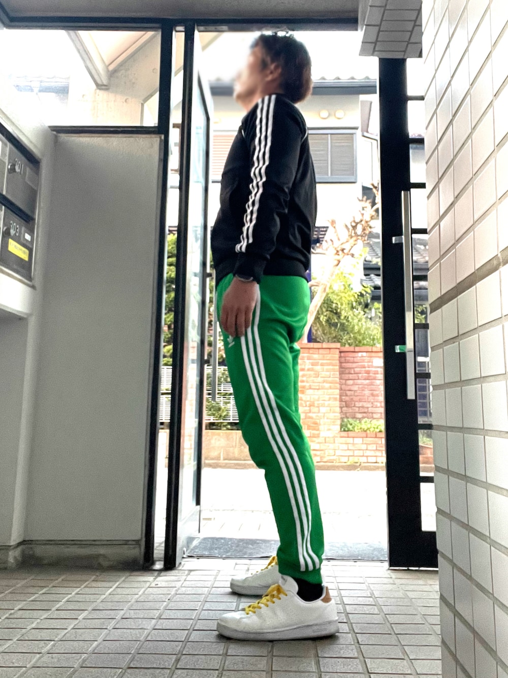 「adidas originals、adidas、休日スタイル、トラックパンツ、トラックジャケット、スニーカー、カジュアルコーデ、セットアップ、セットアップ崩し」｜「adidasのアイテム（スニーカー、ホワイト系）」を使った、Tore@minさん（メンズ・174cm）の冬コーディネートの4枚目の写真