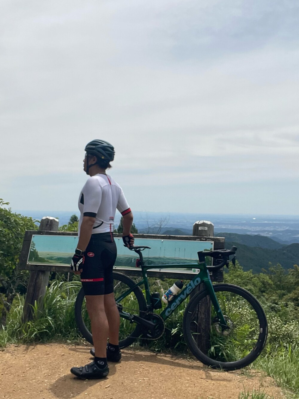 「castelli、cervevelo、SIDI、GIRO、sportiful、FILA、夏コーデ、サイクリング、サイクリングウェア、スキンスーツ、スポーツ」｜「castelliのアイテム（つなぎ/オールインワン、ホワイト系）」を使った、Tore@minさん（メンズ・174cm）の夏コーディネートの4枚目の写真