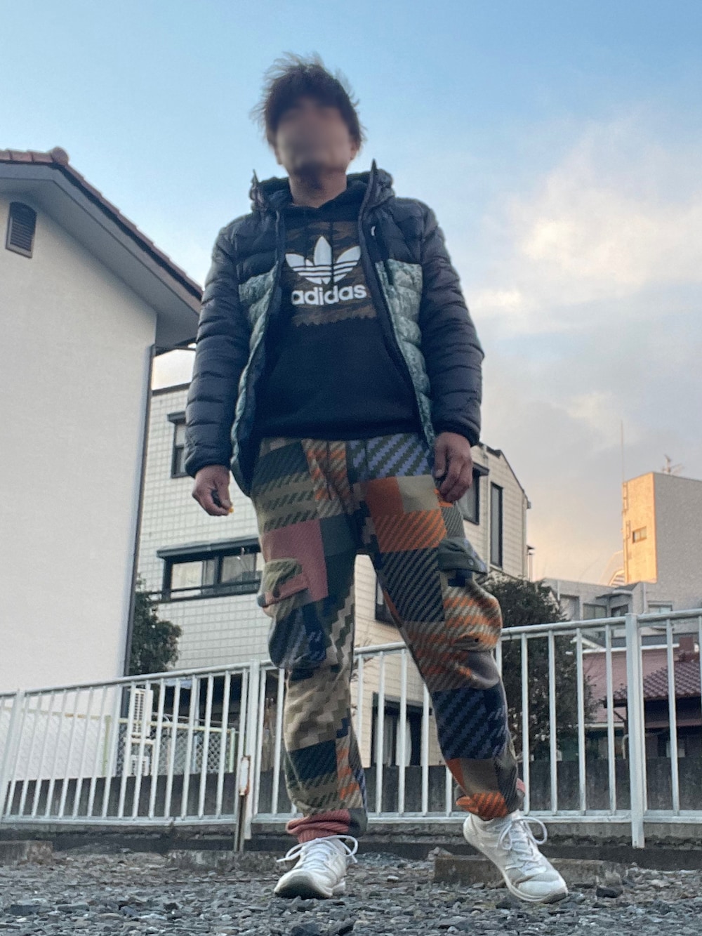 「adidas、adidas originals、冬コーデ、カモ柄、派手、ダウンジャケット、スウェットパンツ、スニーカー、パーカー、リラックススタイル、ゆったりコーデ」｜「adidasのアイテム（ダウンジャケット/コート、グレー系）」を使った、Tore@minさん（メンズ・174cm）の冬コーディネートの5枚目の写真
