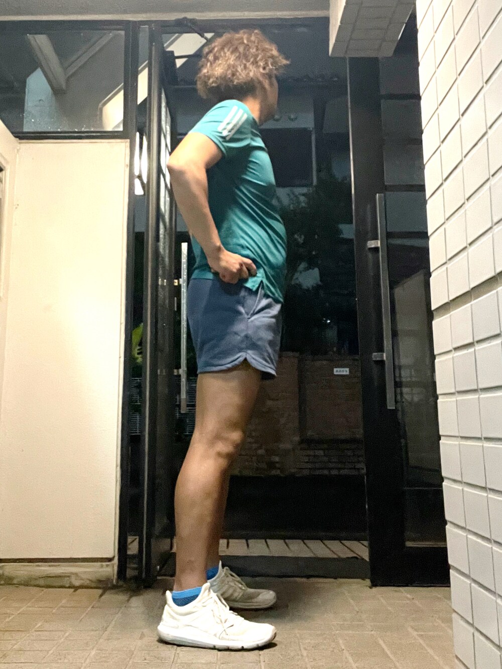 「adidas、asos、トレーニング、スポーツウェア、Tシャツ、ショートパンツ、短パン、夏コーデ」｜「adidasのアイテム（Tシャツ/カットソー、グリーン系）」を使った、Tore@minさん（メンズ・174cm）の春コーディネートの2枚目の写真