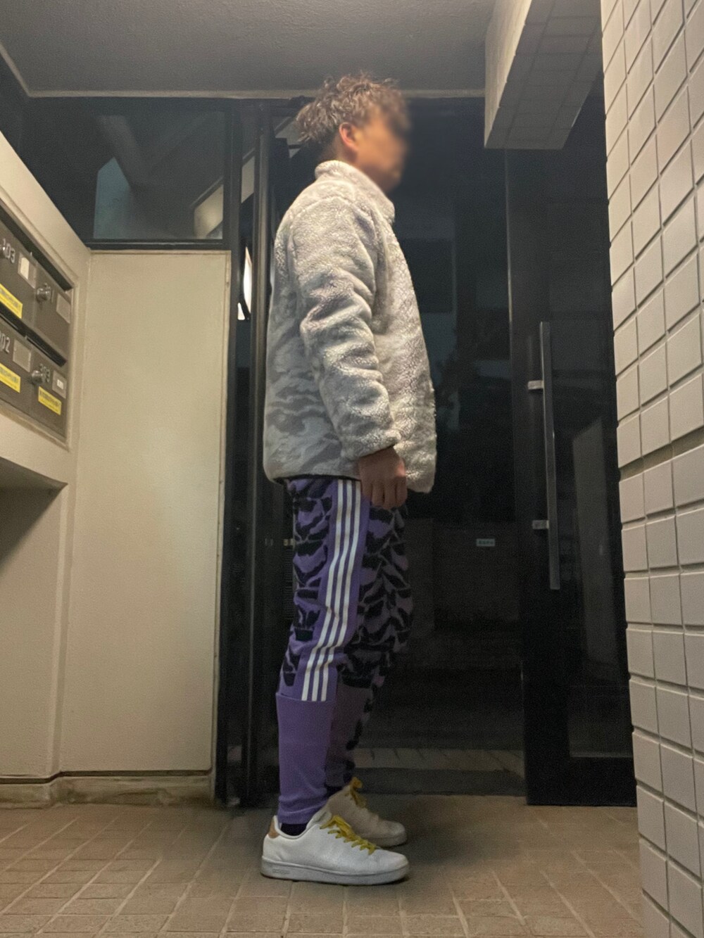 「adidas、冬コーデ、忘年会」｜「adidas Originalsのアイテム（スウェット、パープル系）」を使った、Tore@minさん（メンズ・174cm）の冬コーディネートの4枚目の写真