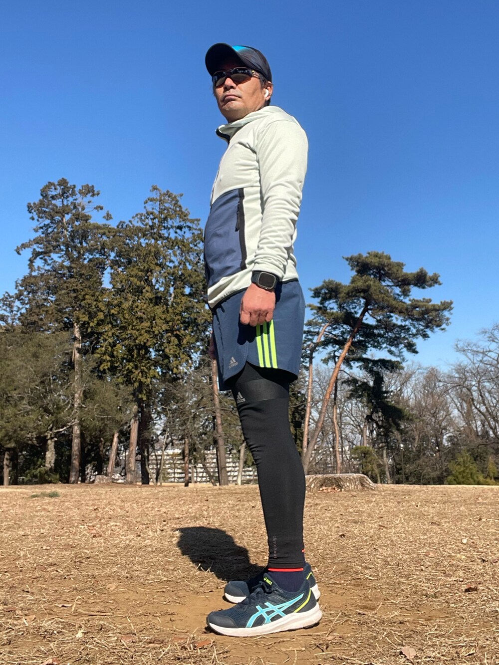 「adidas、adidas techfit、asics、冬コーデ、休日スタイル、スポーツスタイル、ランニングスタイル、ランニングウェア、ランニングシューズ、ランニングパンツ、ランニングシャツ、ランニングジャケット」｜「adidasのアイテム（マウンテンパーカー、ブルー系）」を使った、Tore@minさん（メンズ・174cm）の冬コーディネートの3枚目の写真
