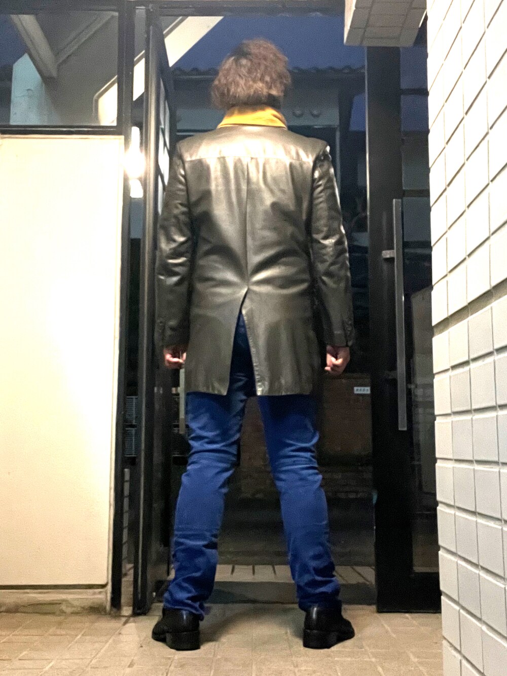 「291295＝HOMME、MARITHE+FRANCOIS GIRBAUD、HUDSON、MEN'S FLANDRE、navy、冬コーデ、大人コーデ、ハード系コーデ、革コート、マフラー、革コーデ、革靴、コーデュロイパンツ」｜「MARITHE + FRANCOIS GIRBAUDのアイテム（パンツ、ブルー系）」を使った、Tore@minさん（メンズ・174cm）の冬コーディネートの3枚目の写真
