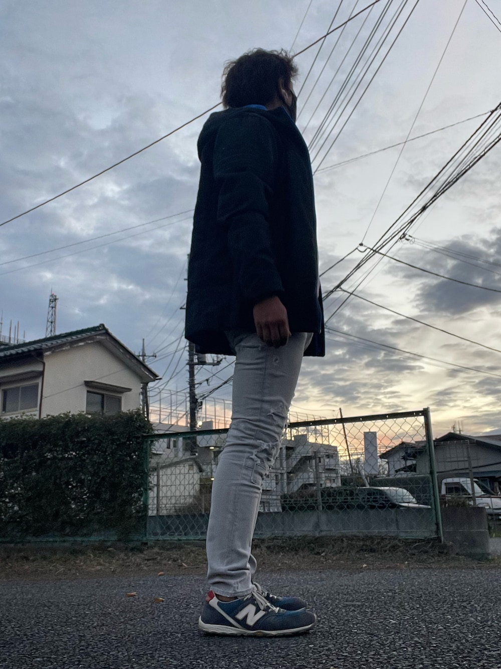 「adidas originals、New Balance、URBAN RESEARCH、e-JEANS、冬コーデ、近所の飲み会コーデ、スリムデニム、ペールトーン、ニット、スニーカー」｜「URBAN RESEARCHのアイテム（ニット/セーター、パープル系）」を使った、Tore@minさん（メンズ・174cm）の冬コーディネートの4枚目の写真