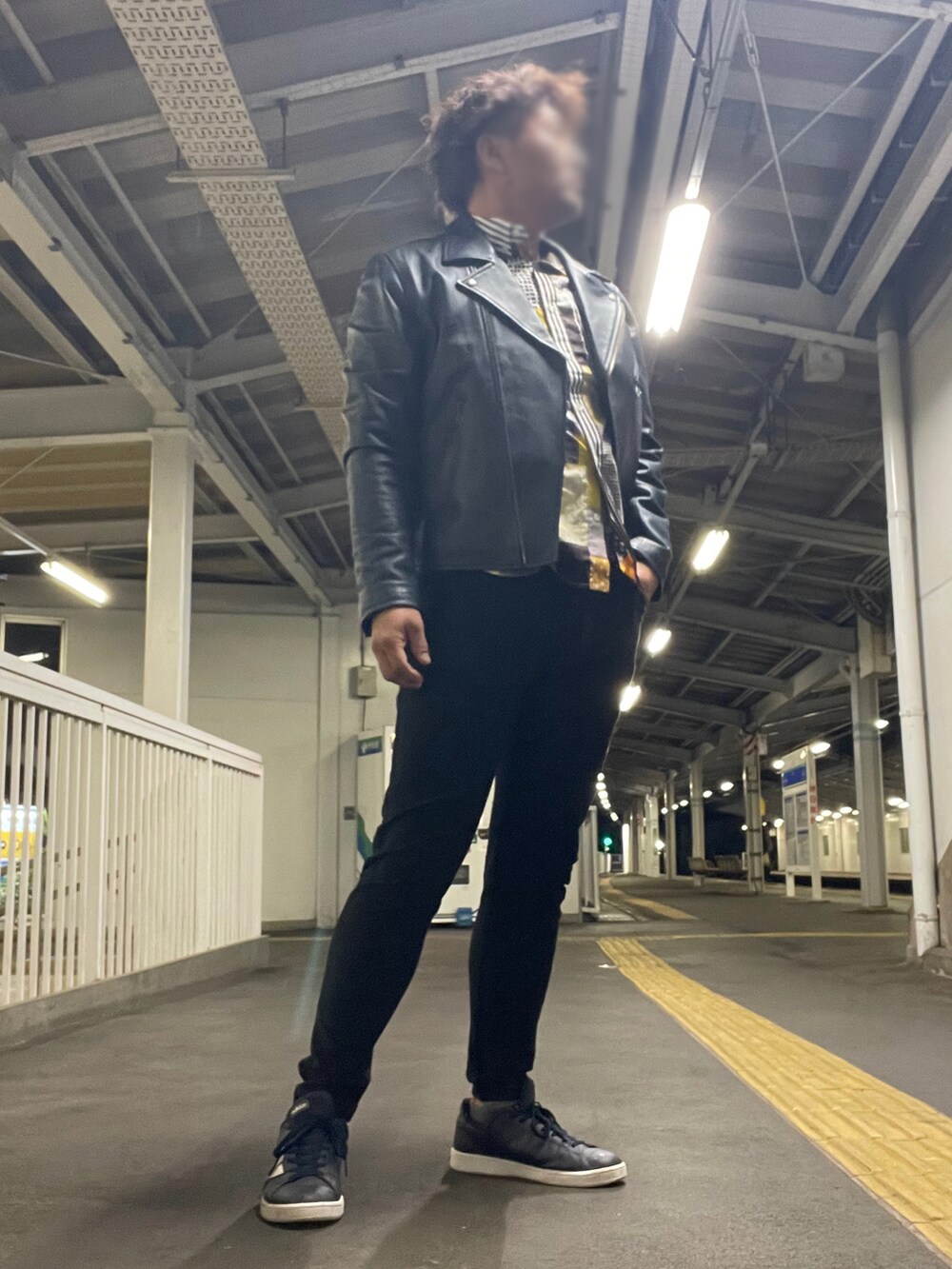 「AVIREX、河谷シャツ、joker、adidas、冬コーデ、ロックテイスト、ライダースジャケット、派手シャツ、ストレッチパンツ、スキニーパンツ」｜「AVIREXのアイテム（モッズコート、ブルー系）」を使った、Tore@minさん（メンズ・174cm）の秋コーディネートの5枚目の写真
