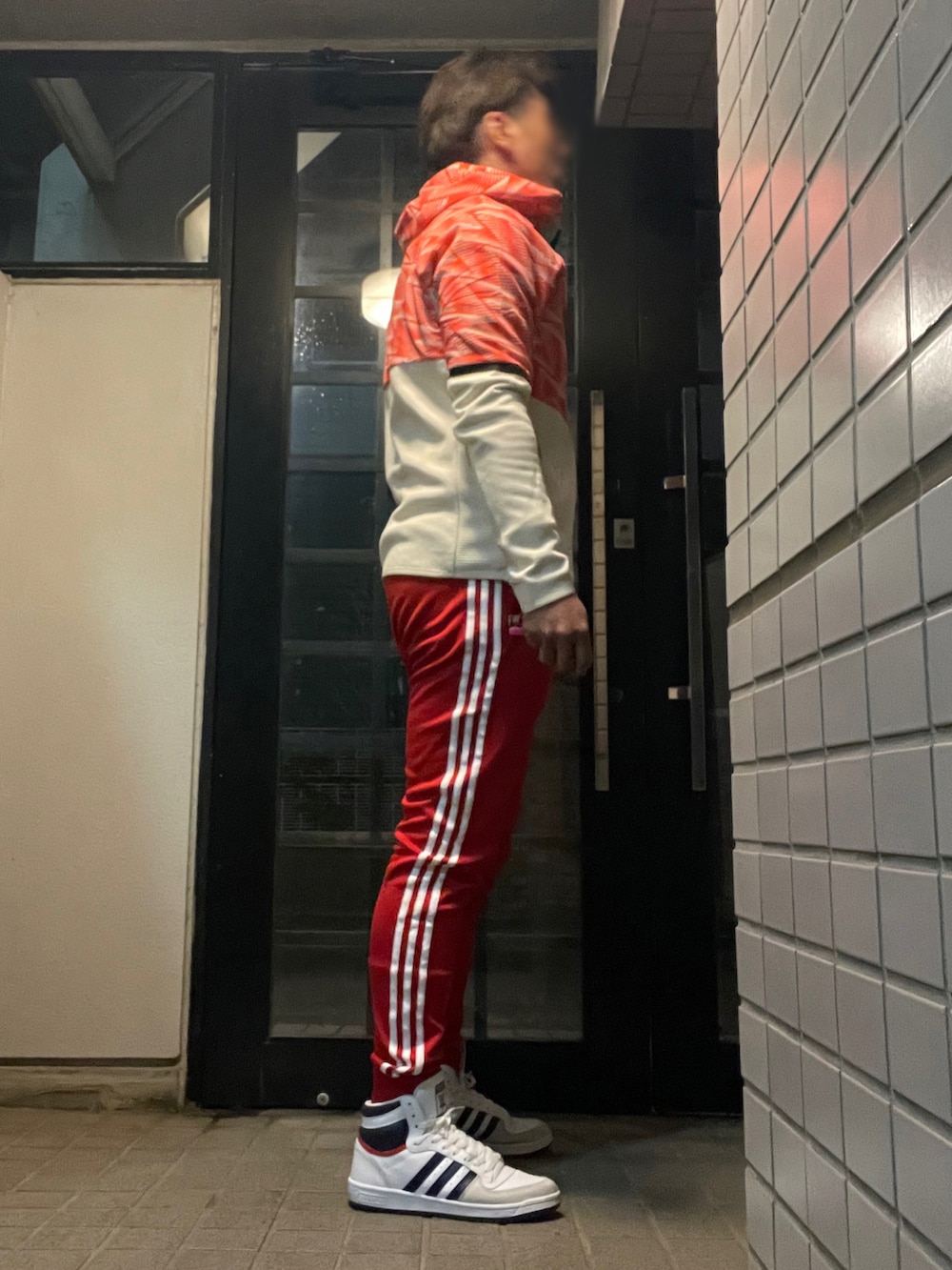 「春服デビュー宣言、adidas、トラックパンツ、フーディー、バスケットシューズ、スウェットコーデ、テーパードパンツ、レッドコーデ、スポーツミックス、スポーティ」｜「adidas Originalsのアイテム（スウェットパンツ、レッド系）」を使った、Tore@minさん（メンズ・174cm）の春コーディネートの2枚目の写真