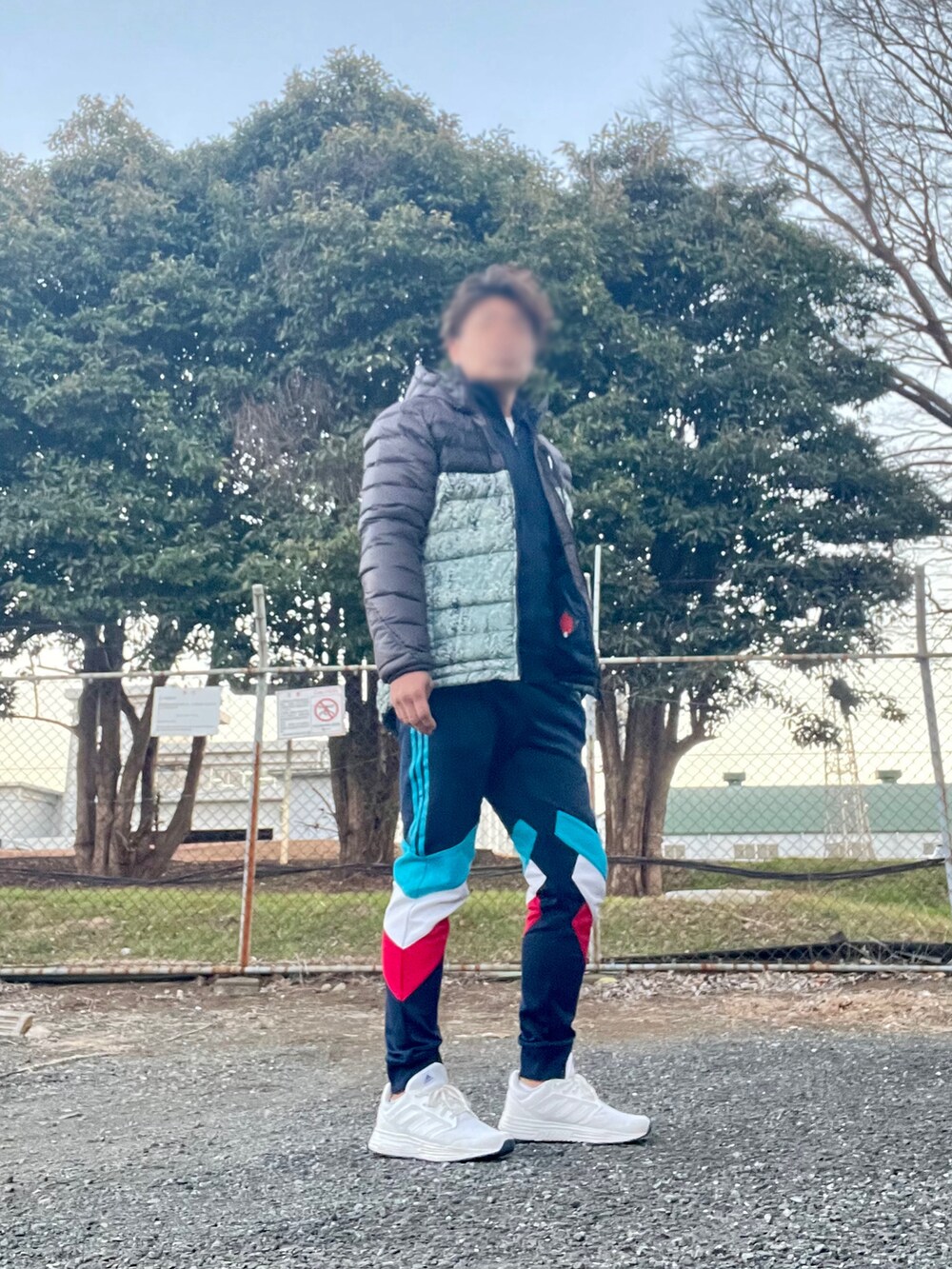 「adidas、adidas originals、春のおしゃ見えテクニック、セットアップ、スポーツミックス、トラックトップ、トラックパンツ、ダウンジャケット」｜「adidasのアイテム（ダウンジャケット/コート、ブラック系）」を使った、Tore@minさん（メンズ・174cm）の春コーディネートの5枚目の写真