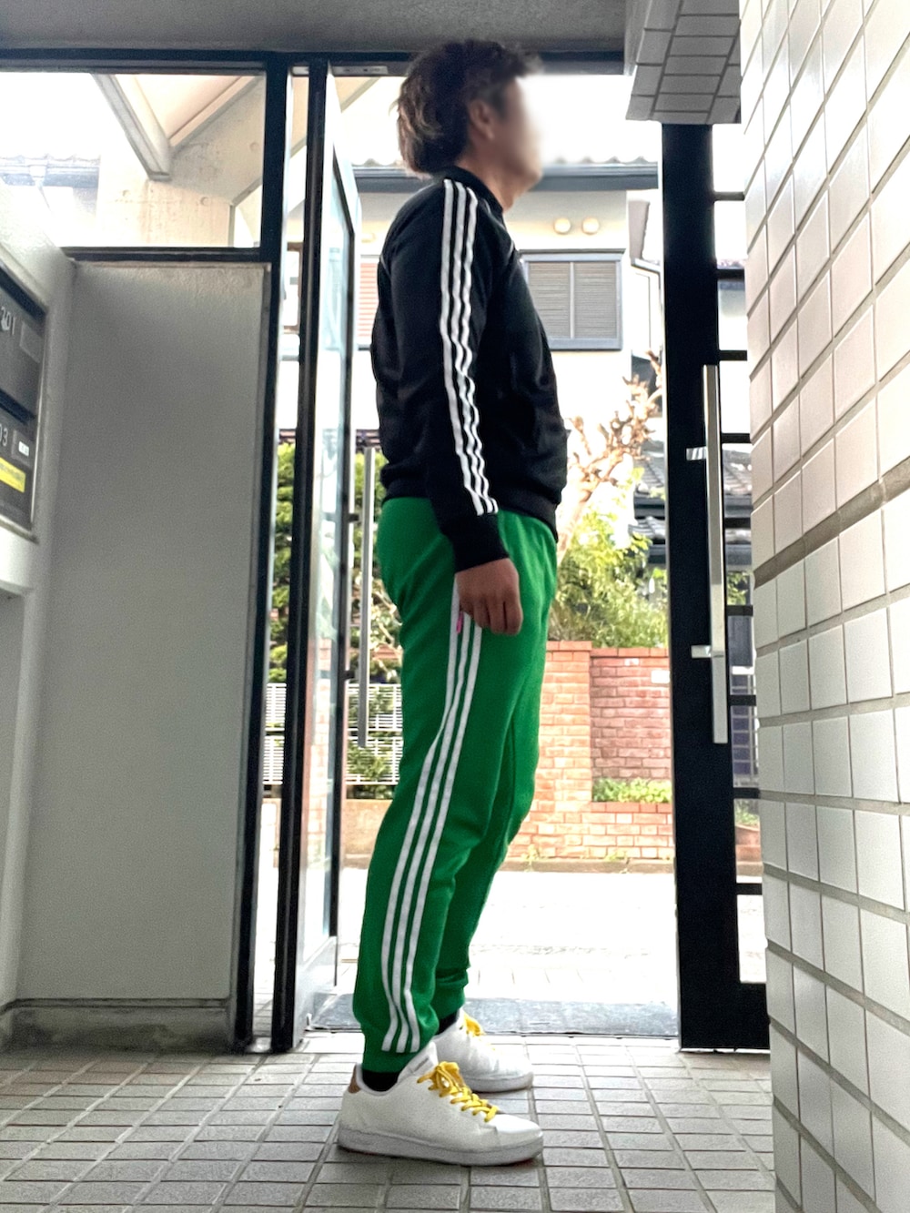 「adidas originals、adidas、休日スタイル、トラックパンツ、トラックジャケット、スニーカー、カジュアルコーデ、セットアップ、セットアップ崩し」｜「adidasのアイテム（スニーカー、ホワイト系）」を使った、Tore@minさん（メンズ・174cm）の冬コーディネートの2枚目の写真