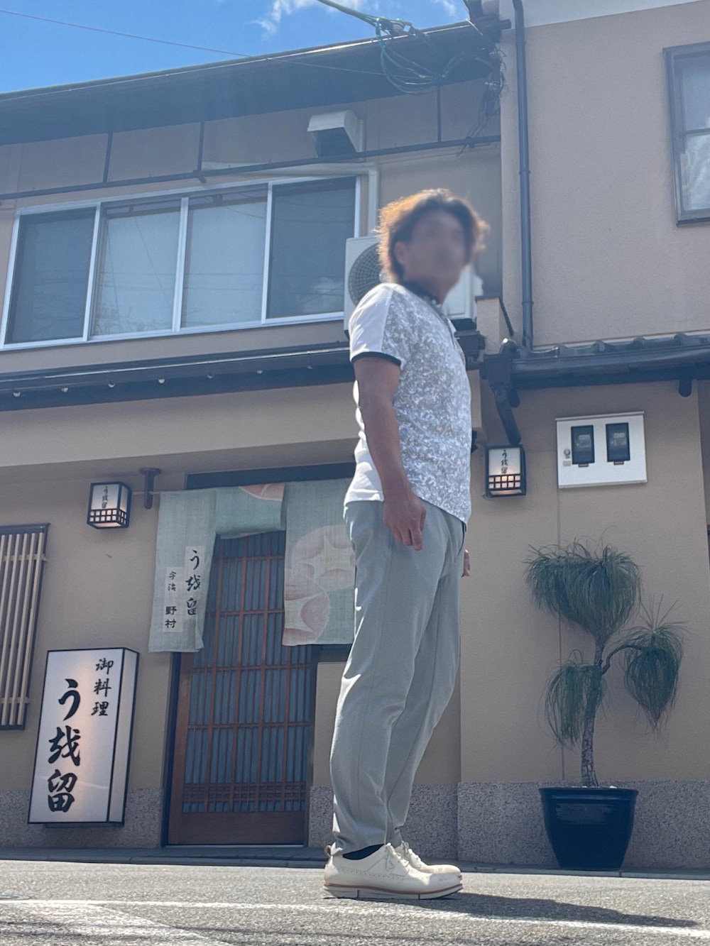 「adidas、clarks、DUARIG、夏コーデ、ビジネススタイル、ポロシャツ、らくちんパンツ、スラックス、きれいめカジュアル」｜「Clarksのアイテム（ドレスシューズ、ホワイト系）」を使った、Tore@minさん（メンズ・174cm）の夏コーディネートの4枚目の写真