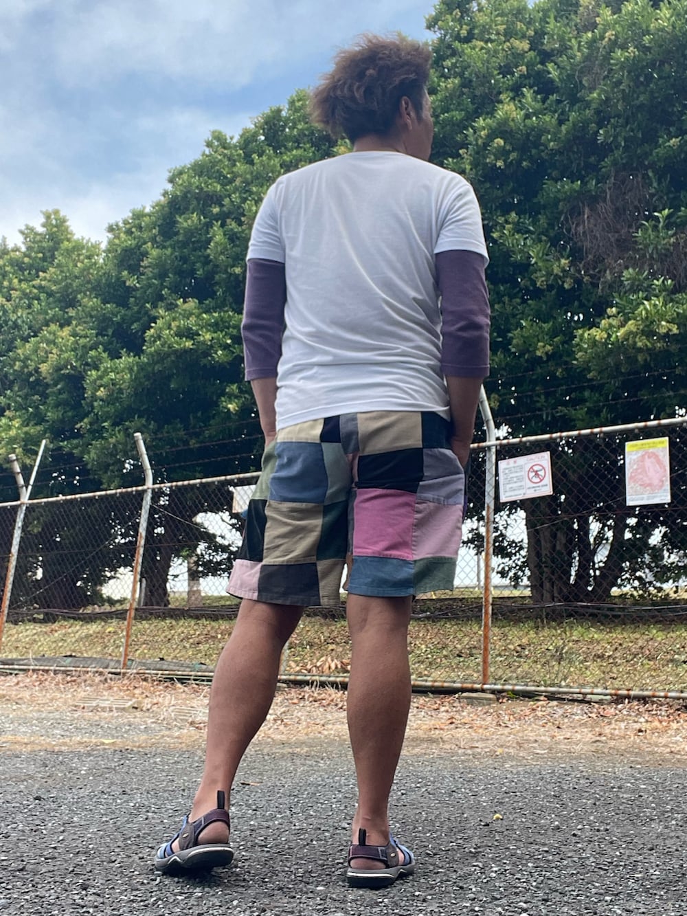 「休日スタイル、夏コーデ、ARTESANIA、mossimo、keen、パッチワーク柄、シンプルコーデ」｜「Mossimoのアイテム（Tシャツ/カットソー、パープル系）」を使った、Tore@minさん（メンズ・174cm）の春コーディネートの3枚目の写真