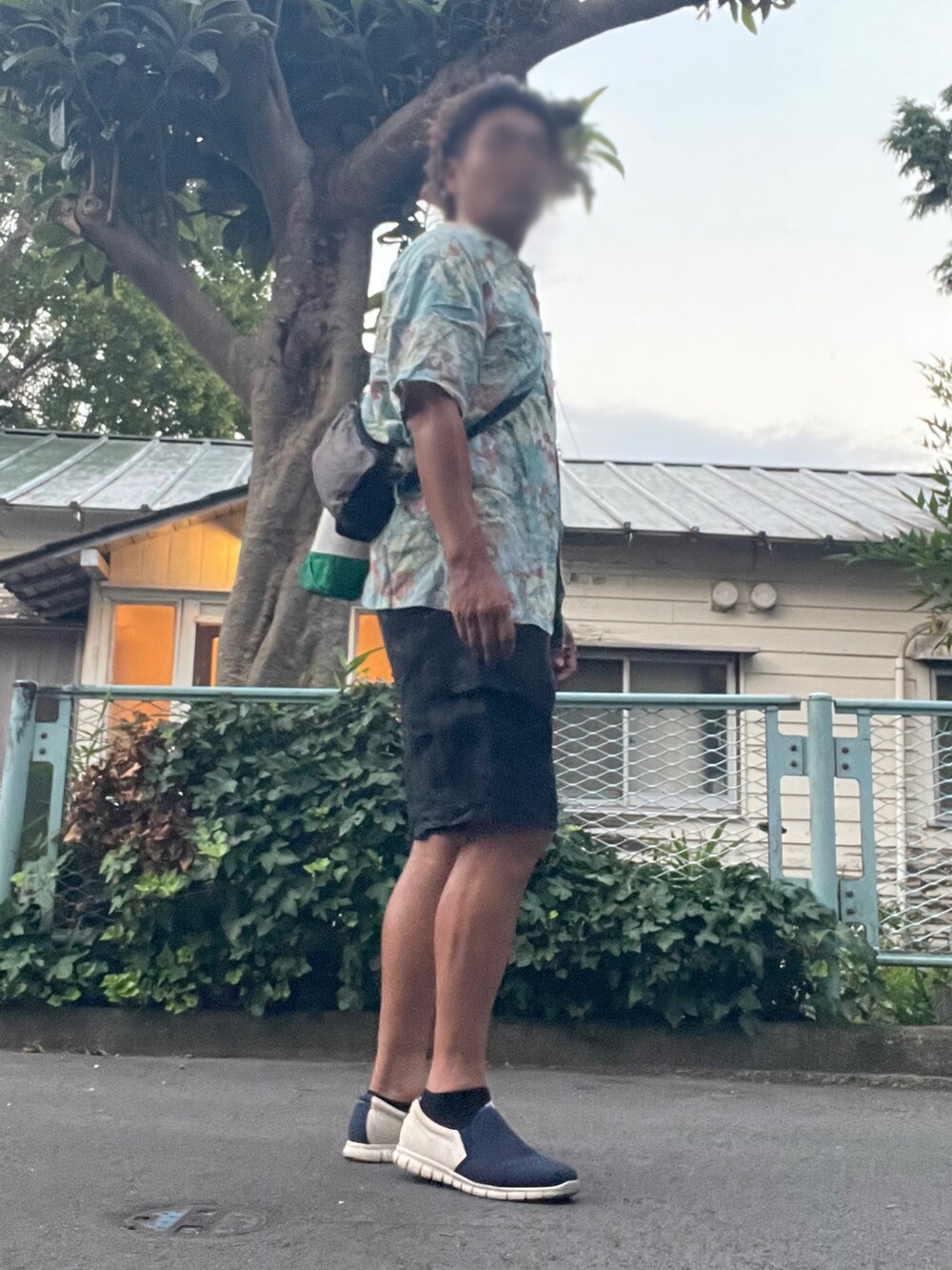 「休日スタイル、夏コーデ、カジュアルコーデ、20代コーデ、KEARNEY HOUSE、MASSIMO REBECCHI、CHARKIES、タンクトップ、アロハシャツ、麻、麻パンツ、スリッポン、リゾートスタイル、パーティー」｜「KEARNEY HOUSEのアイテム（シャツ/ブラウス、グリーン系）」を使った、Tore@minさん（メンズ・174cm）の夏コーディネートの4枚目の写真