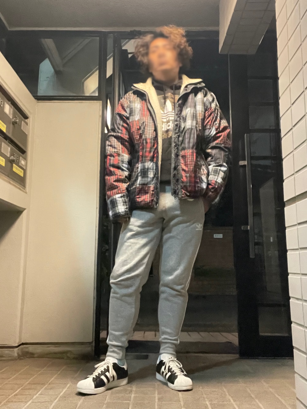 「新星WEARISTAにエントリー、近所の飲み会コーデ、ストリートカジュアル、stussy、adidas、adidas originals」｜「adidas Originalsのアイテム（スニーカー、ブラック系）」を使った、Tore@minさん（メンズ・174cm）の冬コーディネートの5枚目の写真