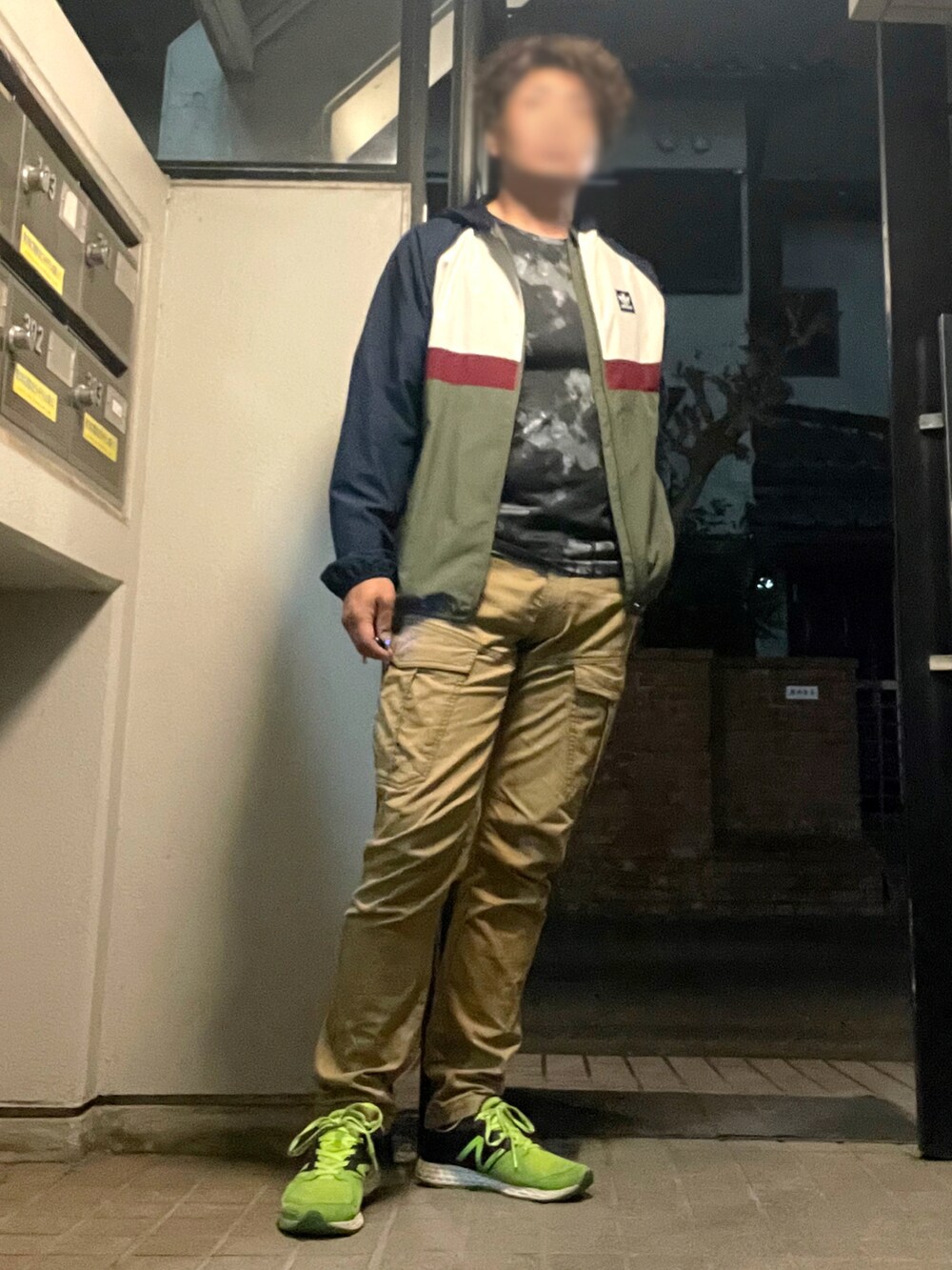 「adidas originals、adidas、ACTIVE GEAR、寅壱、いまどきジャケット写真、お仕事コーデ、寅壱コーデ、情熱職人、テーパードパンツ、作業服、パーカー」｜「adidas Originalsのアイテム（パーカー、グリーン系）」を使った、Tore@minさん（メンズ・174cm）の春コーディネートの5枚目の写真