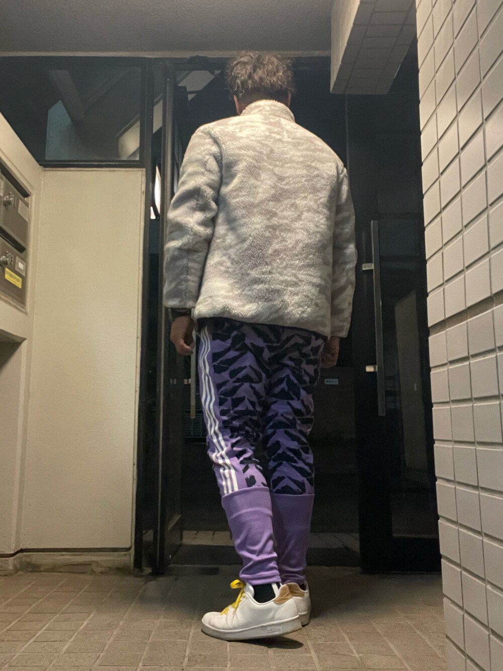 「adidas、冬コーデ、忘年会」｜「adidas Originalsのアイテム（スウェット、パープル系）」を使った、Tore@minさん（メンズ・174cm）の冬コーディネートの3枚目の写真