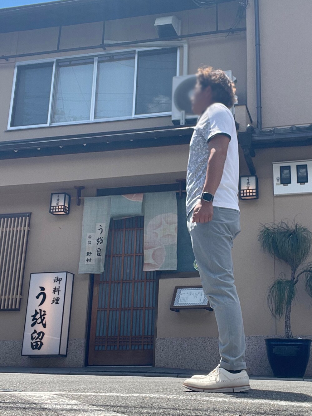 「adidas、clarks、DUARIG、夏コーデ、ビジネススタイル、ポロシャツ、らくちんパンツ、スラックス、きれいめカジュアル」｜「Clarksのアイテム（ドレスシューズ、ホワイト系）」を使った、Tore@minさん（メンズ・174cm）の夏コーディネートの2枚目の写真