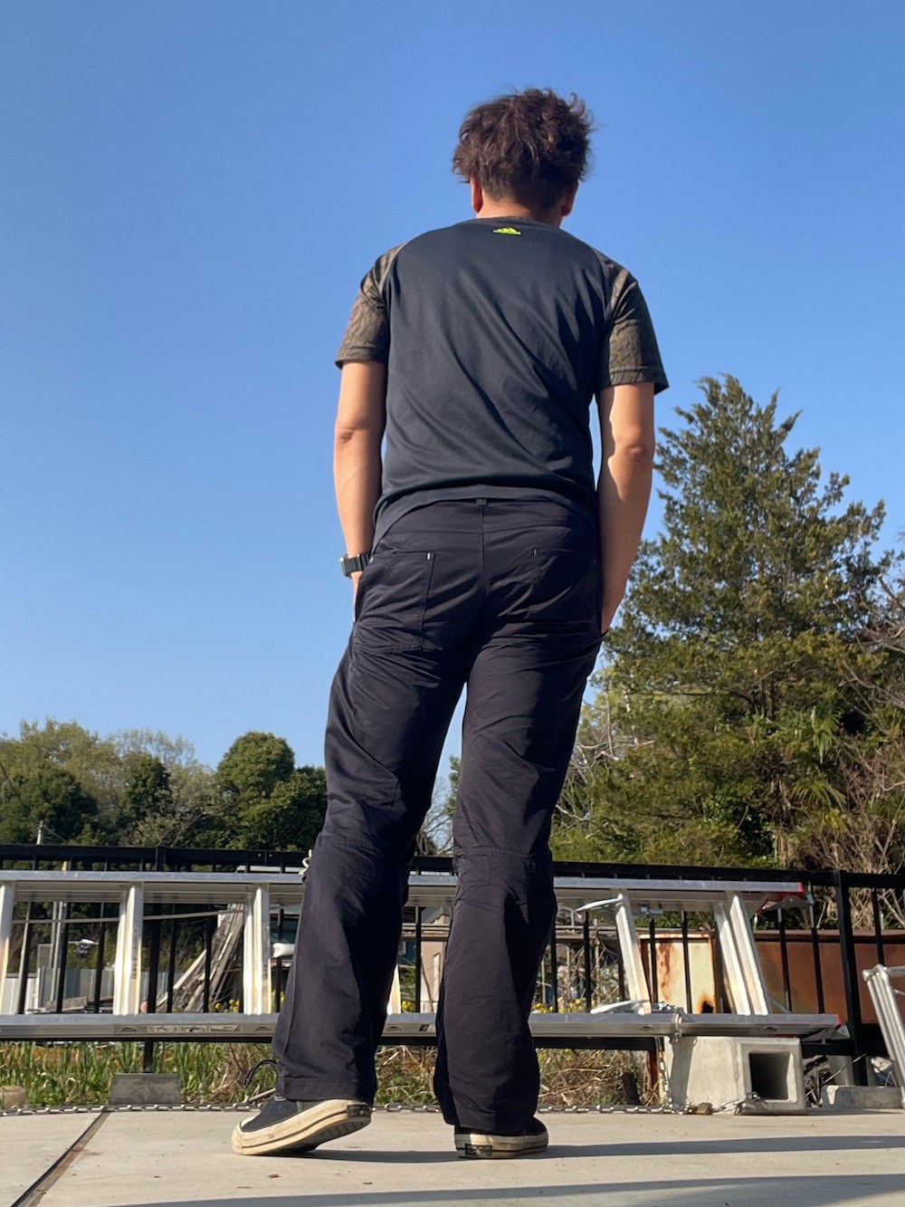 「adidas、PUMA、Columbia、夏コーデ、作業スタイル、アウトドアスタイル、ゴルフウェア、半袖、スリッポン、ストレートパンツ、スポーツウェア」｜「adidasのアイテム（Tシャツ/カットソー、グリーン系）」を使った、Tore@minさん（メンズ・174cm）の春コーディネートの3枚目の写真