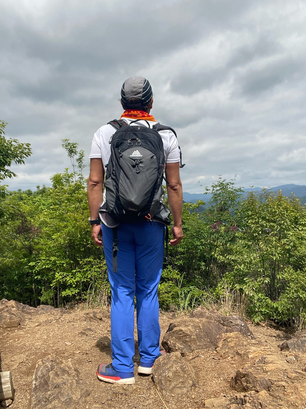 「adidas、terrex、登山、ハイキング、天覧山、多峯主山、夏コーデ、トレイル、ゴルフウェア、Tシャツ、スラックス」｜「adidasのアイテム（スラックス、ブルー系）」を使った、Tore@minさん（メンズ・174cm）の春コーディネートの3枚目の写真