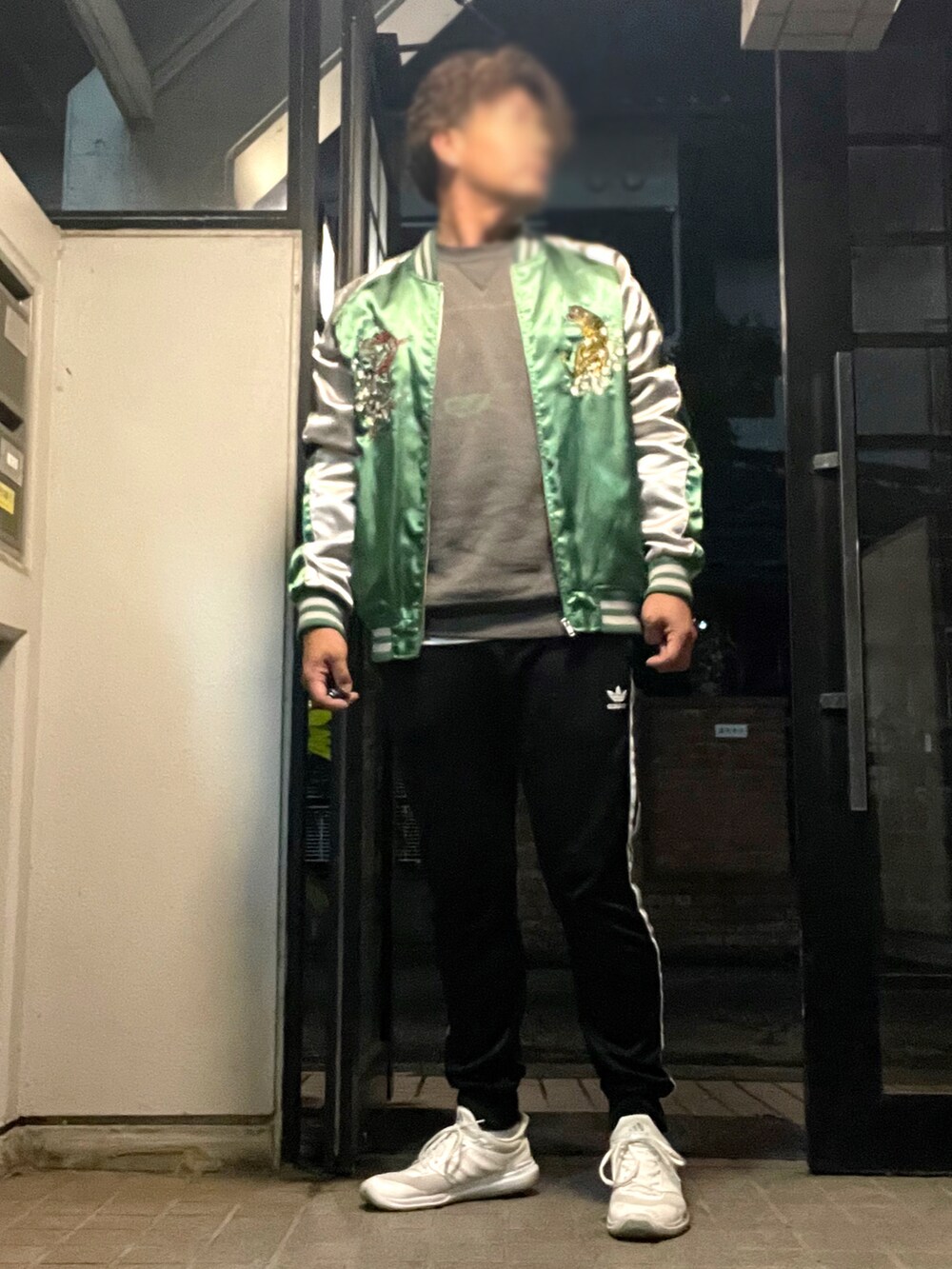 「お出かけコーデ日記、朧、RUSSELL ATHLETIC、adidas、adidas originals、春コーデ、スカジャン、トラックパンツ、スニーカー、トレーナー、スウェット」｜「朧のアイテム（スカジャン、グリーン系）」を使った、Tore@minさん（メンズ・174cm）の春コーディネートの5枚目の写真