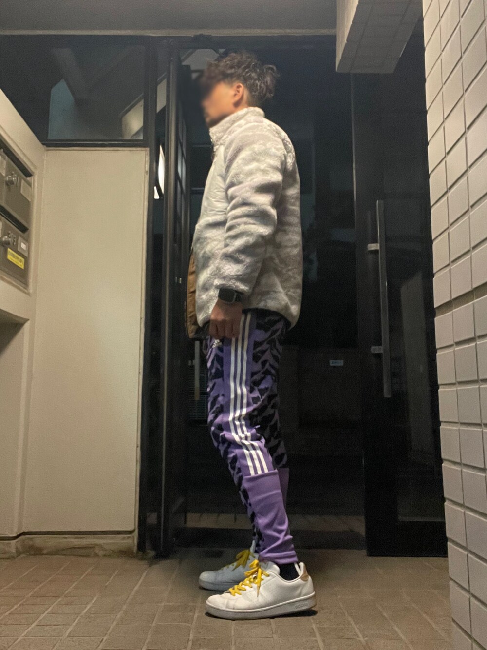 「adidas、冬コーデ、忘年会」｜「adidas Originalsのアイテム（スウェット、パープル系）」を使った、Tore@minさん（メンズ・174cm）の冬コーディネートの2枚目の写真