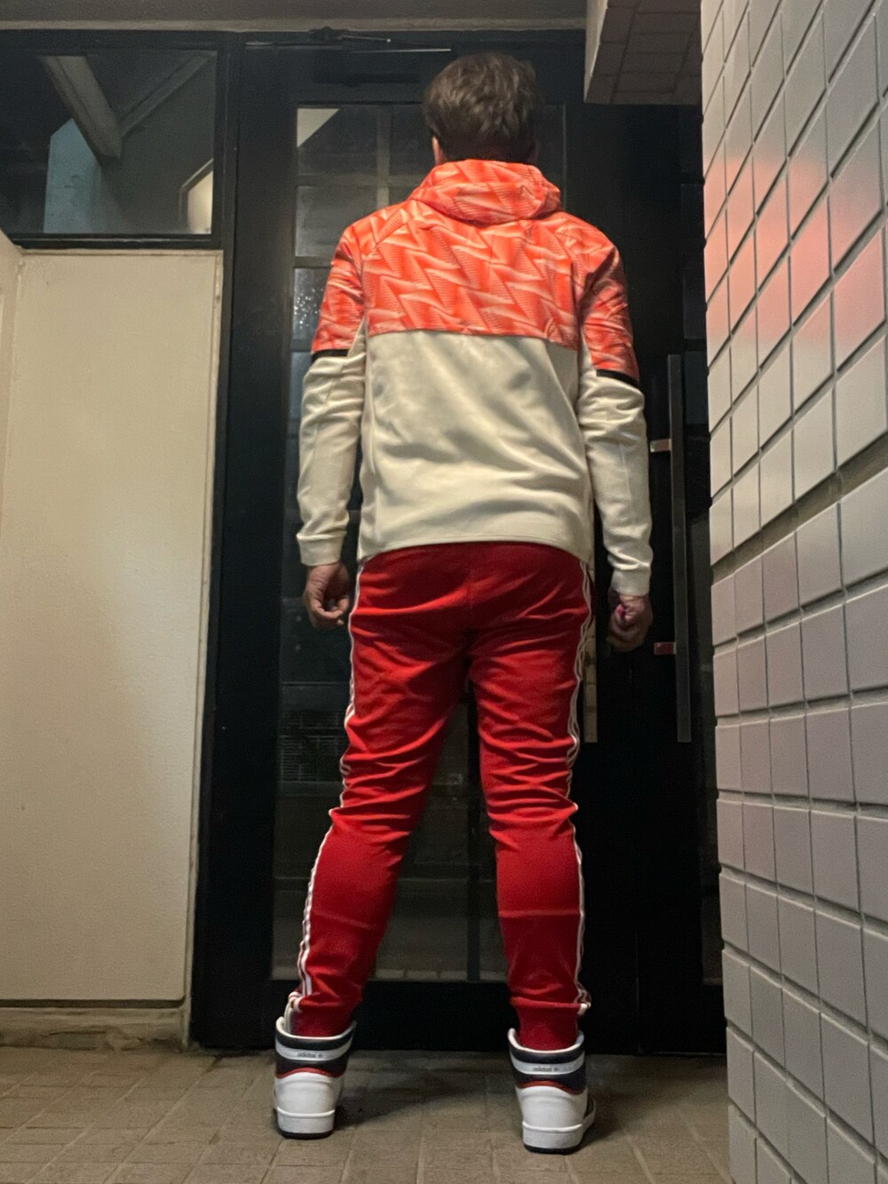 「春服デビュー宣言、adidas、トラックパンツ、フーディー、バスケットシューズ、スウェットコーデ、テーパードパンツ、レッドコーデ、スポーツミックス、スポーティ」｜「adidas Originalsのアイテム（スウェットパンツ、レッド系）」を使った、Tore@minさん（メンズ・174cm）の春コーディネートの3枚目の写真