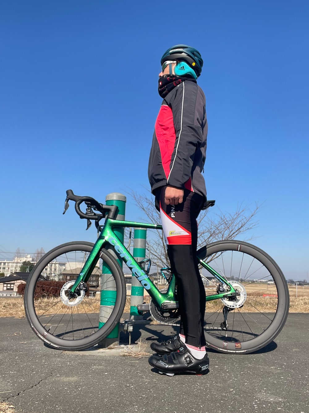 「adidas、Columbia、FILA、GIRO、Gioldana、SIDI、cervevelo、サイクリング、サイクリングジャージ、サイクリングパンツ、ロードバイク、ツーリング、冬のコーデ、スポーツ」｜「adidasのアイテム（その他アウター、レッド系）」を使った、Tore@minさん（メンズ・174cm）の冬コーディネートの2枚目の写真