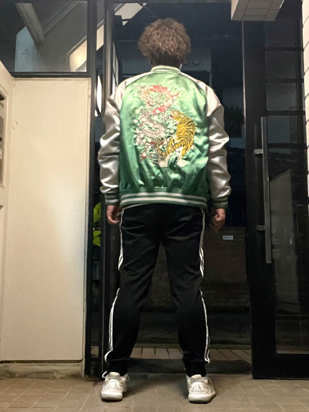 「お出かけコーデ日記、朧、RUSSELL ATHLETIC、adidas、adidas originals、春コーデ、スカジャン、トラックパンツ、スニーカー、トレーナー、スウェット」｜「朧のアイテム（スカジャン、グリーン系）」を使った、Tore@minさん（メンズ・174cm）の春コーディネートの3枚目の写真