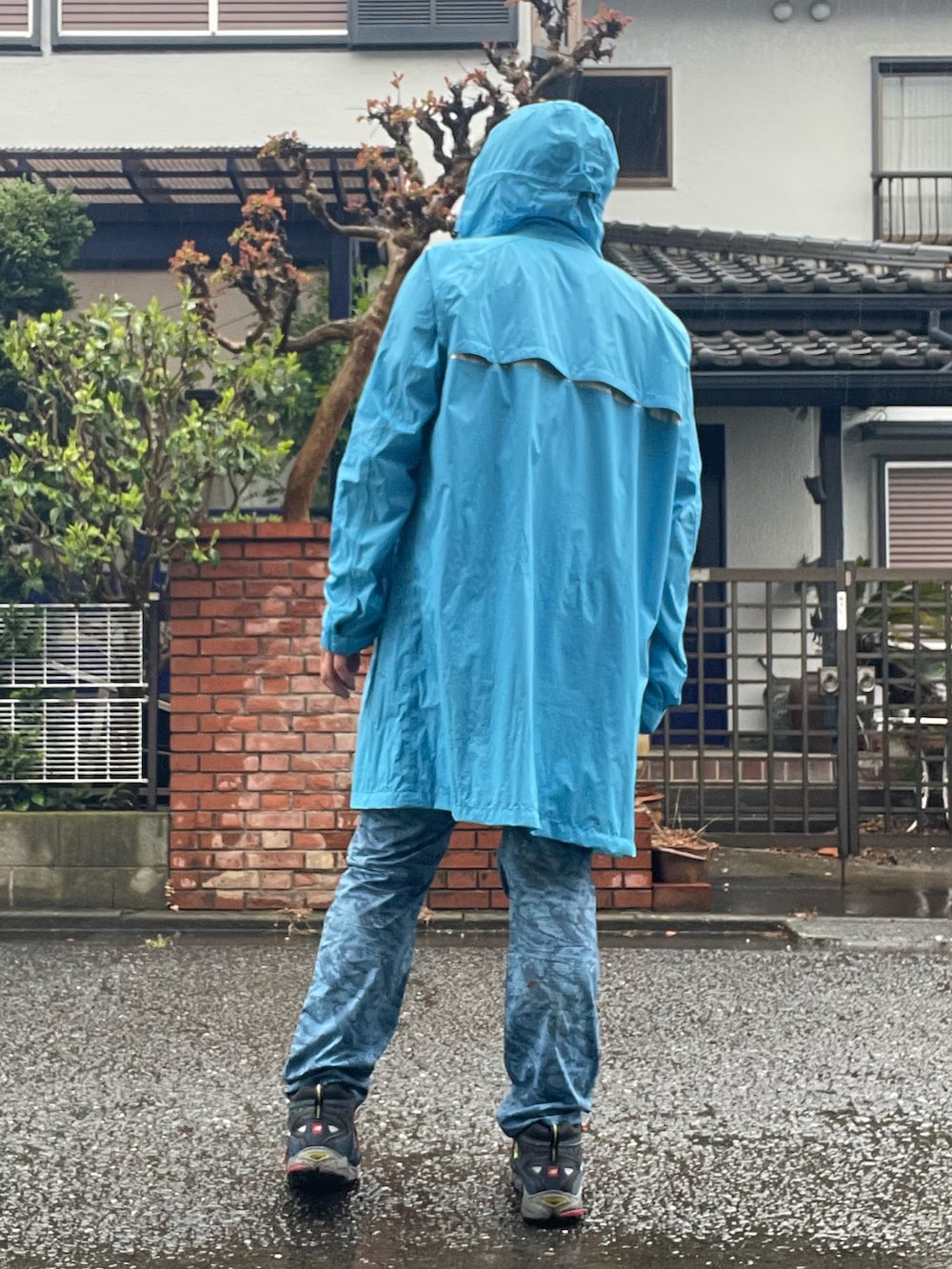 「休日スタイル、いまどきジャケット写真、adidas、castelli、Champion、FieldCore、WORKMAN、New Balance、雨の日コーデ、アウドドアスタイル、レインポンチョ、登山、ゴアデックス」｜「Fieldcore(WORKMAN)のアイテム（パンツ、ブルー系）」を使った、Tore@minさん（メンズ・174cm）の春コーディネートの3枚目の写真