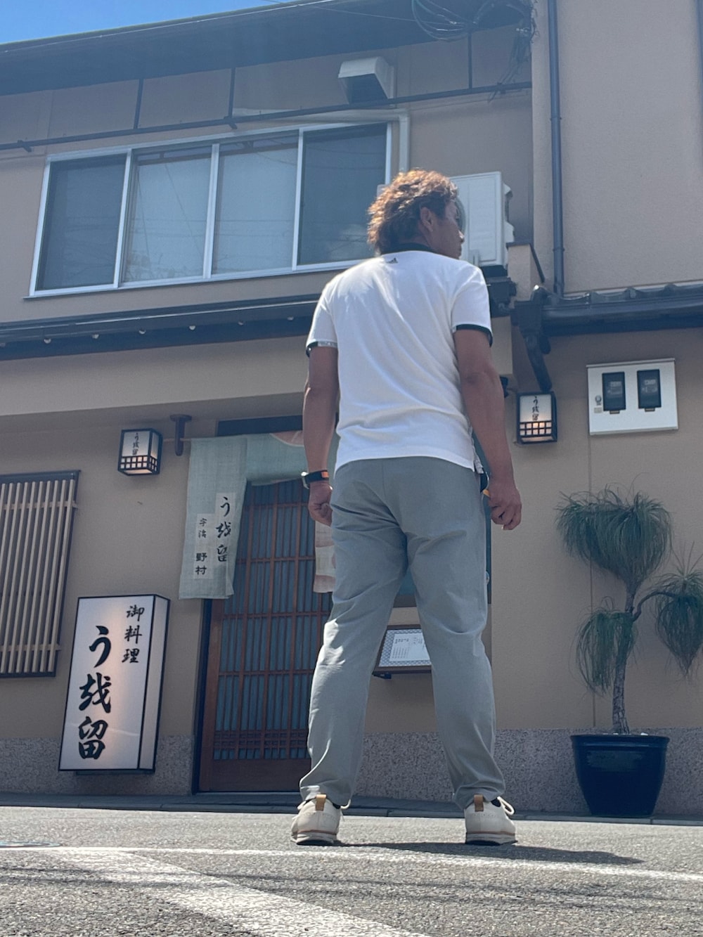 「adidas、clarks、DUARIG、夏コーデ、ビジネススタイル、ポロシャツ、らくちんパンツ、スラックス、きれいめカジュアル」｜「Clarksのアイテム（ドレスシューズ、ホワイト系）」を使った、Tore@minさん（メンズ・174cm）の夏コーディネートの3枚目の写真