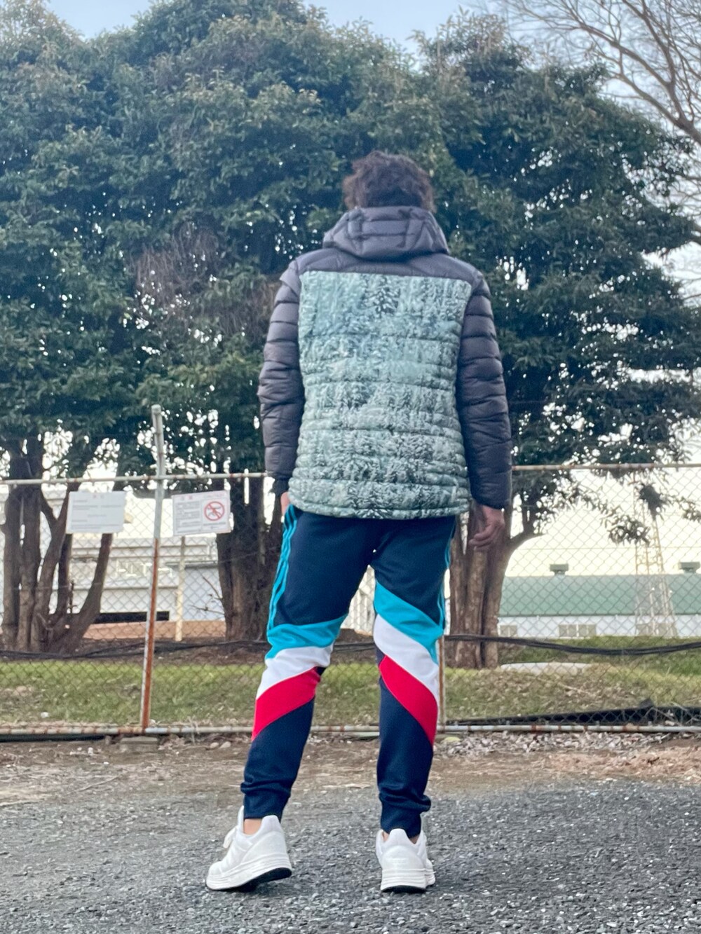 「adidas、adidas originals、春のおしゃ見えテクニック、セットアップ、スポーツミックス、トラックトップ、トラックパンツ、ダウンジャケット」｜「adidasのアイテム（ダウンジャケット/コート、ブラック系）」を使った、Tore@minさん（メンズ・174cm）の春コーディネートの3枚目の写真