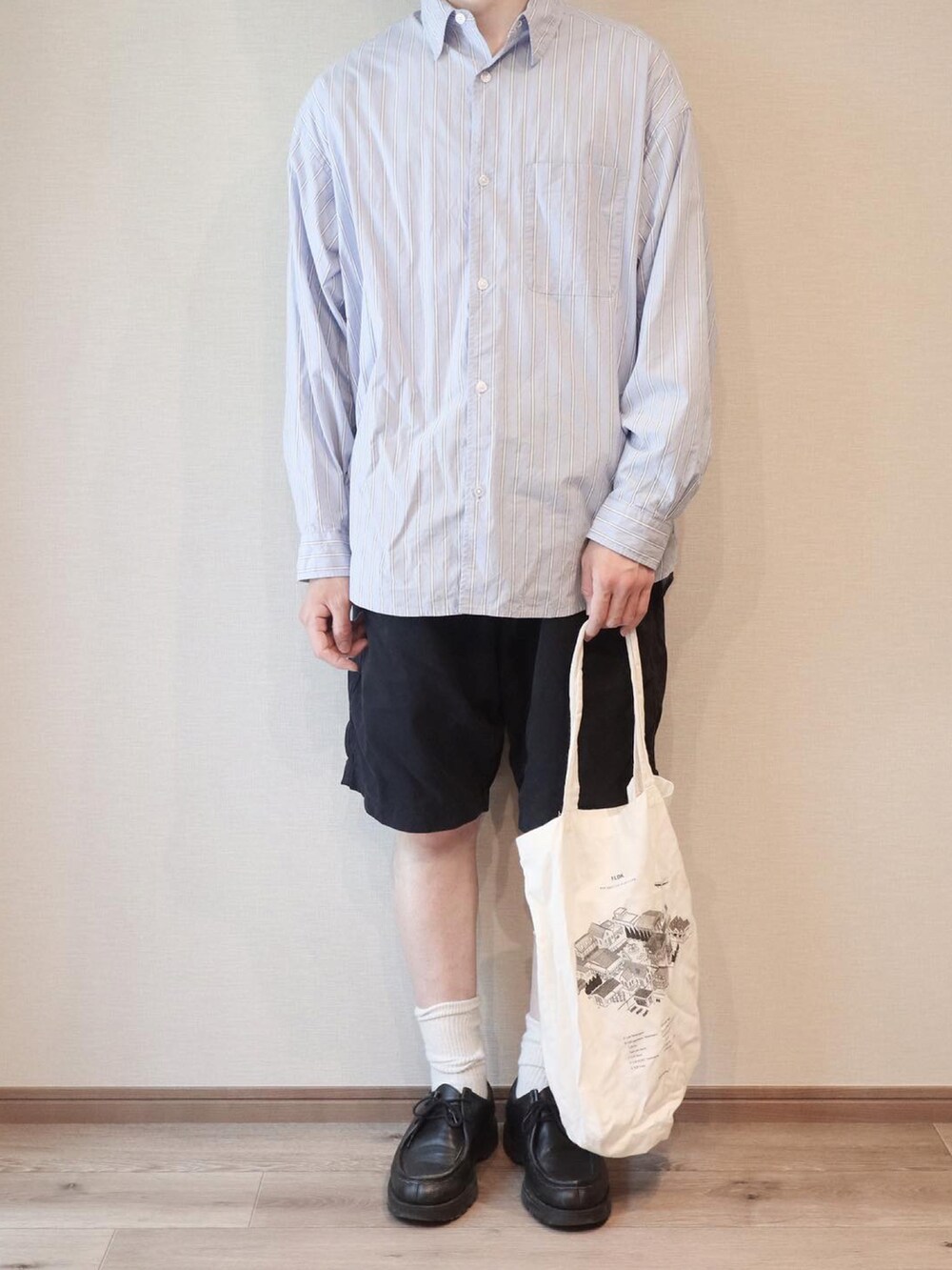 その他のシャツ/ブラウス、ブラック系のドレスシューズ、ホワイト系のトートバッグを着用したメンズの夏コーディネートの2枚目の写真