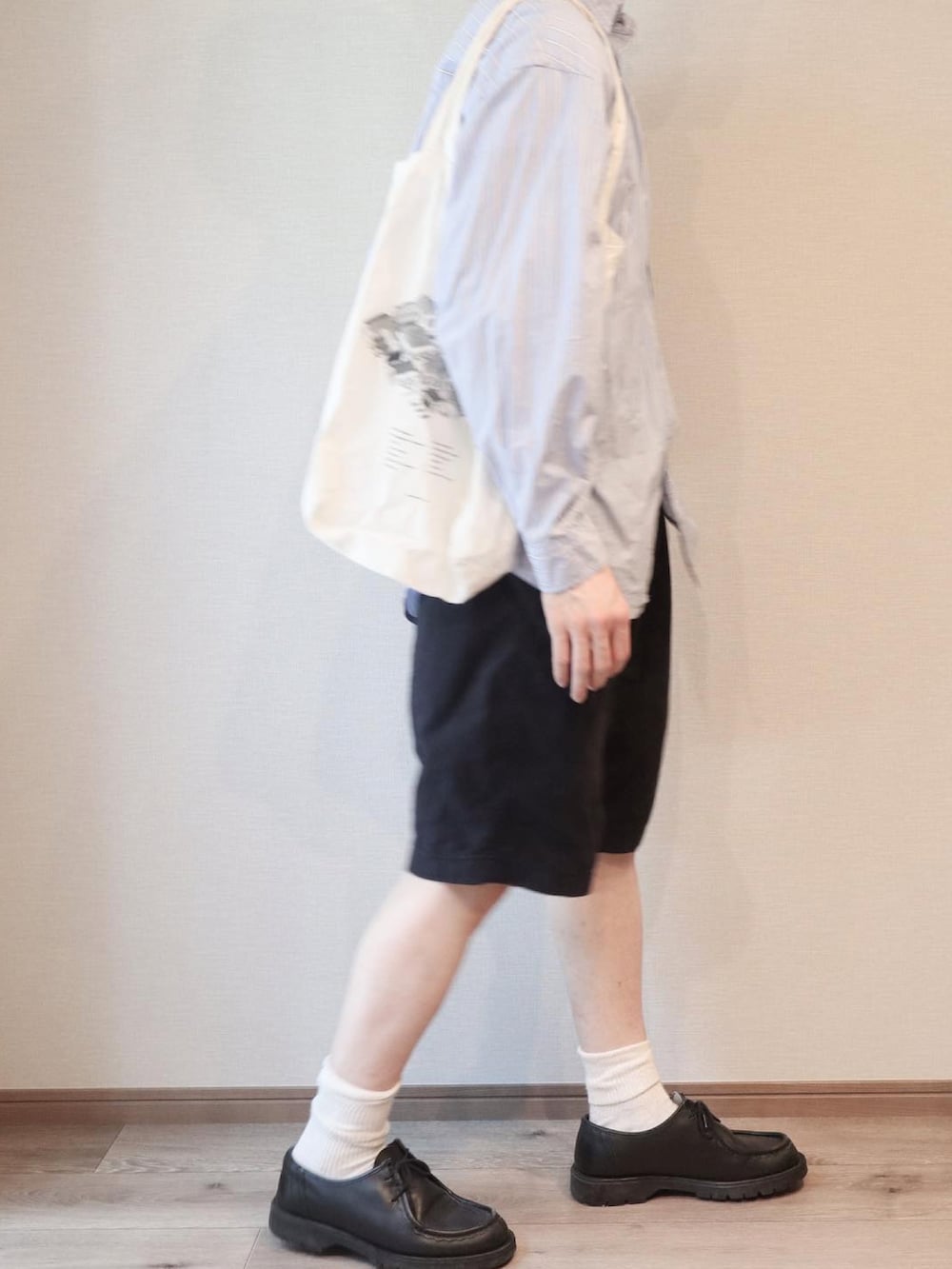 その他のシャツ/ブラウス、ブラック系のドレスシューズ、ホワイト系のトートバッグを着用したメンズの夏コーディネートの3枚目の写真