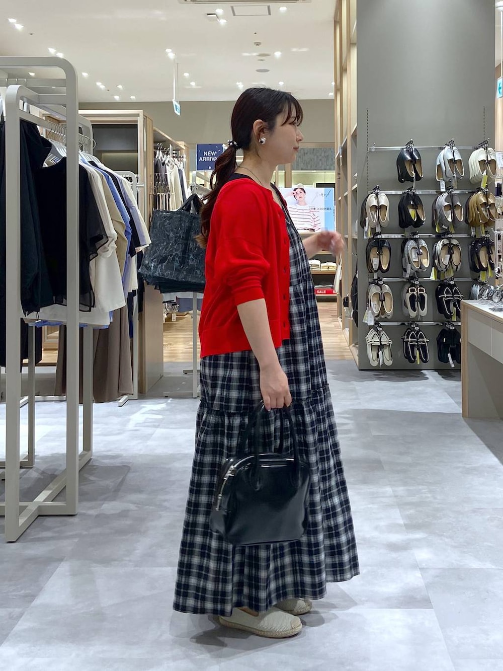 「体型カバー、低身長、差し色コーデ、ママコーデ、着痩せ、個性派、ゆったり、ナチュラル、ベーシック/シンプル、きれいめ、着痩せ・細見え、カジュアル、GLOBAL WORK」|「GLOBAL WORKのスペ軽2WAYスクエアボストン/252305(ボストンバッグ、ブラック系)」を使った、サキさん(レディース・154cm)の春コーディネートの4枚目の写真